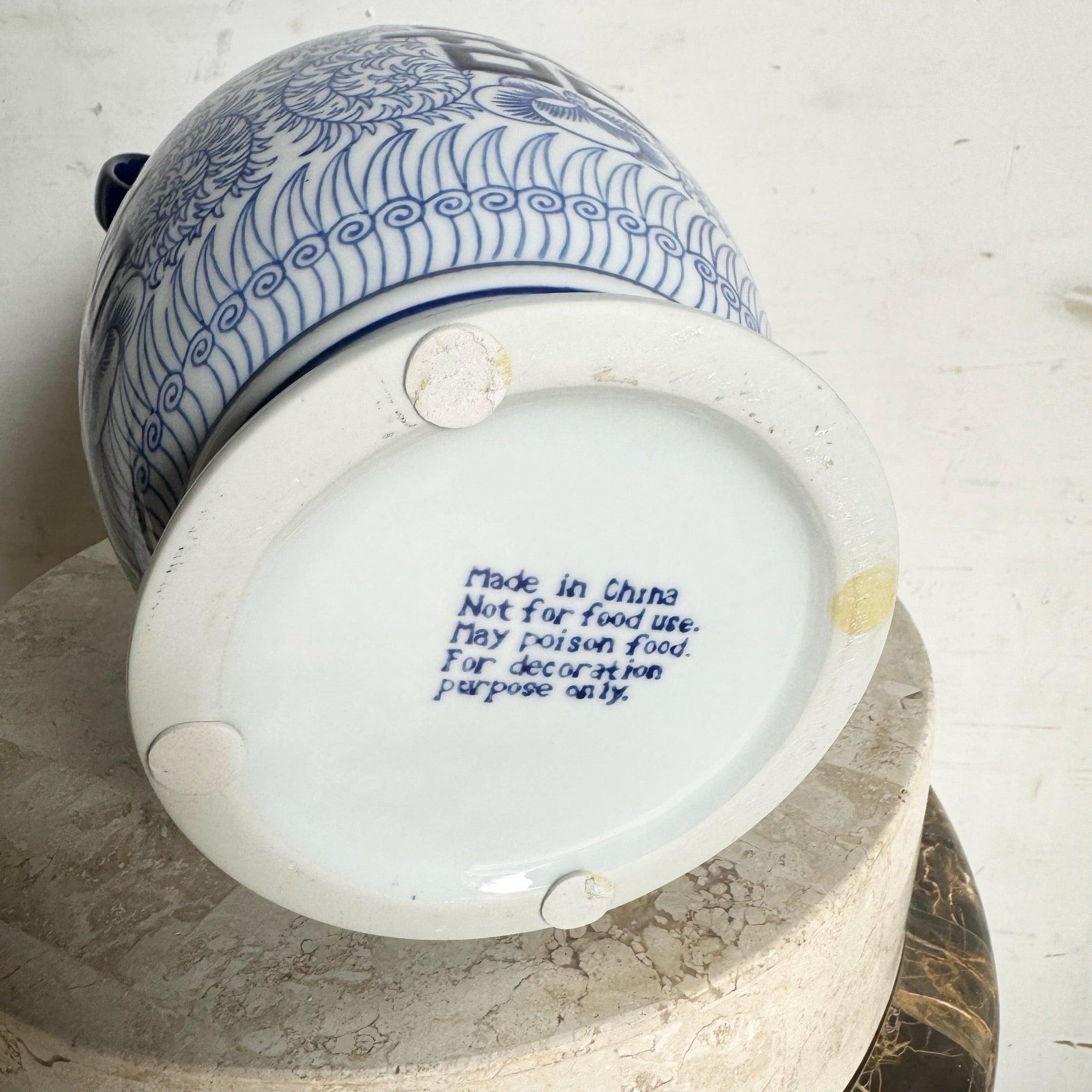 Porta a casa tua l'eleganza con questo vaso blu e bianco in stile Dinastia Qing cinese, caratterizzato da intricati motivi floreali e da una lavorazione classica.
 
 Vendiamo gli articoli così come sono stati acquistati, senza alcun restauro o