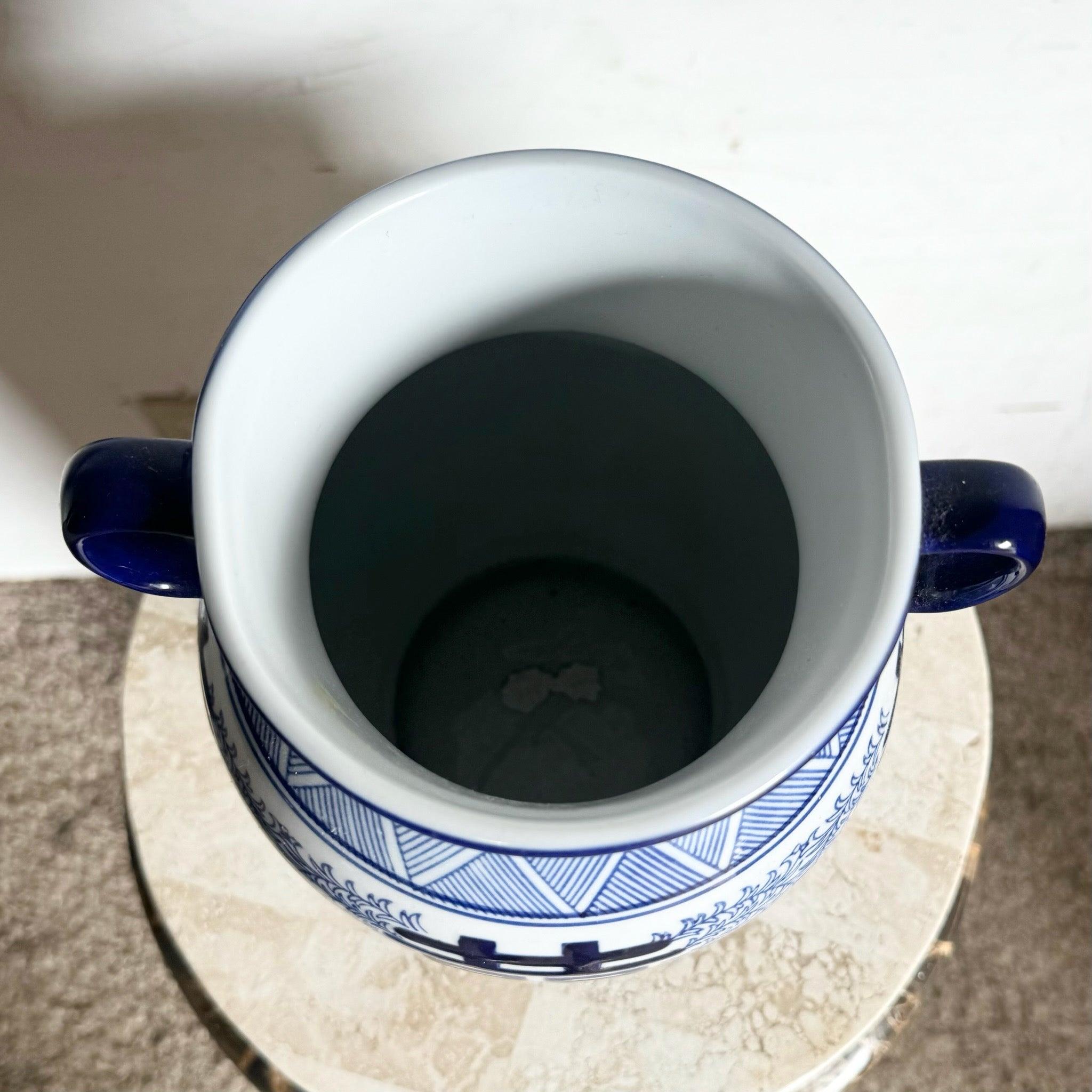 Fine XX secolo Vaso blu e bianco in stile dinastia Qing cinese in vendita