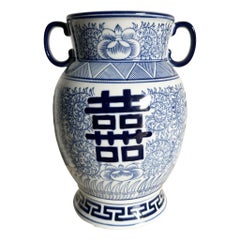 Jarrón chino azul y blanco estilo dinastía Qing