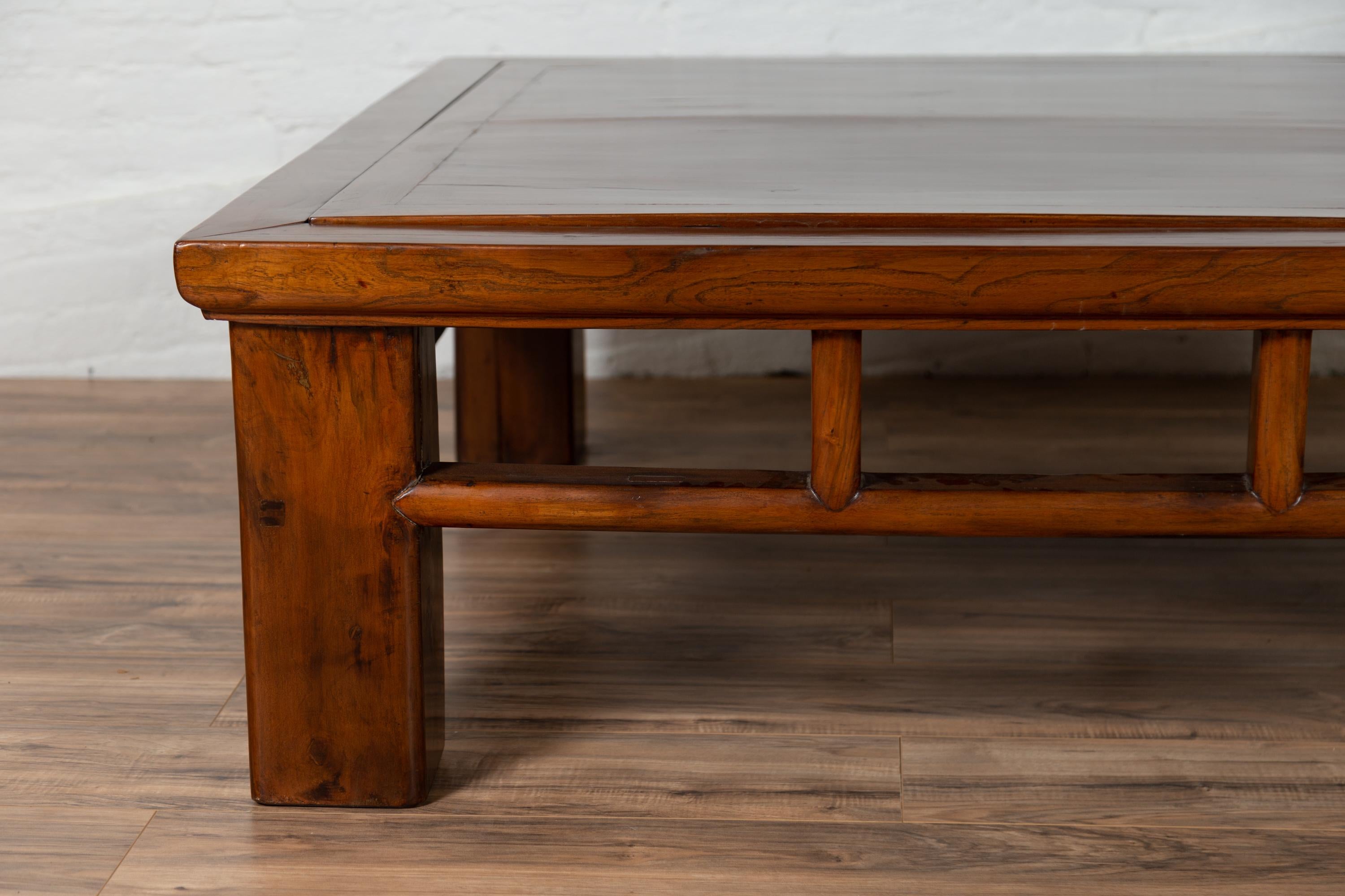 Couchtisch aus Ulmenholz im Stil der Qing Dynasty mit umkehrbarer Platte und Strebenmotiven im Zustand „Gut“ im Angebot in Yonkers, NY