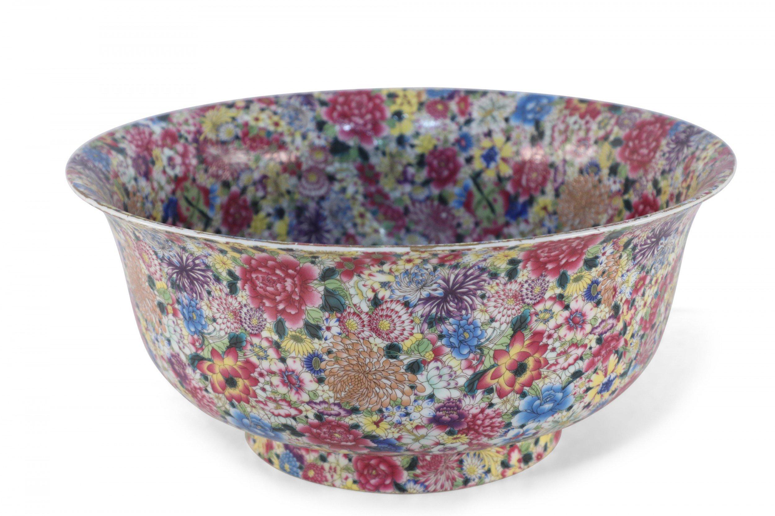 Hand-Crafted Chinese Qing Dynasty Style Famille Rose Thousand Flower Pattern Decorative Bowl For Sale