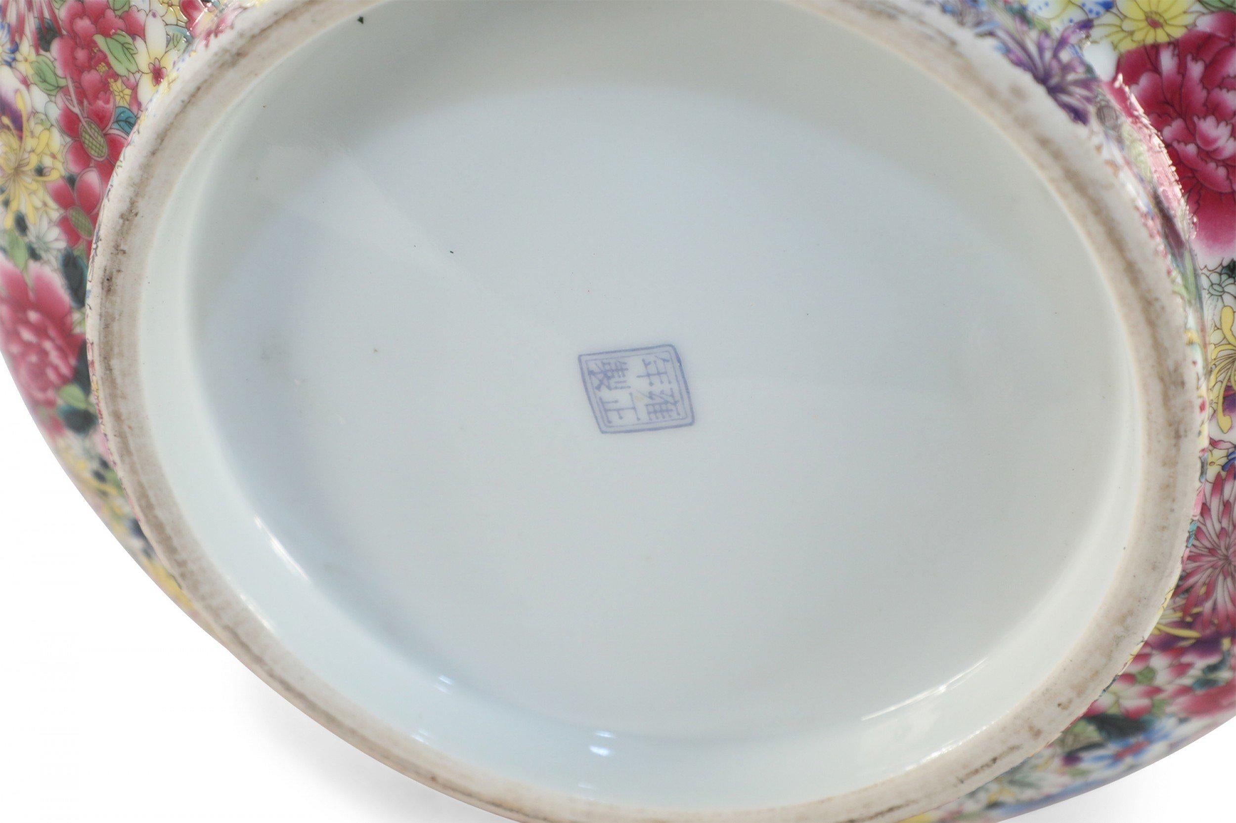 Chinese Qing Dynasty Style Famille Rose Thousand Flower Pattern Decorative Bowl In Good Condition For Sale In Queens, NY