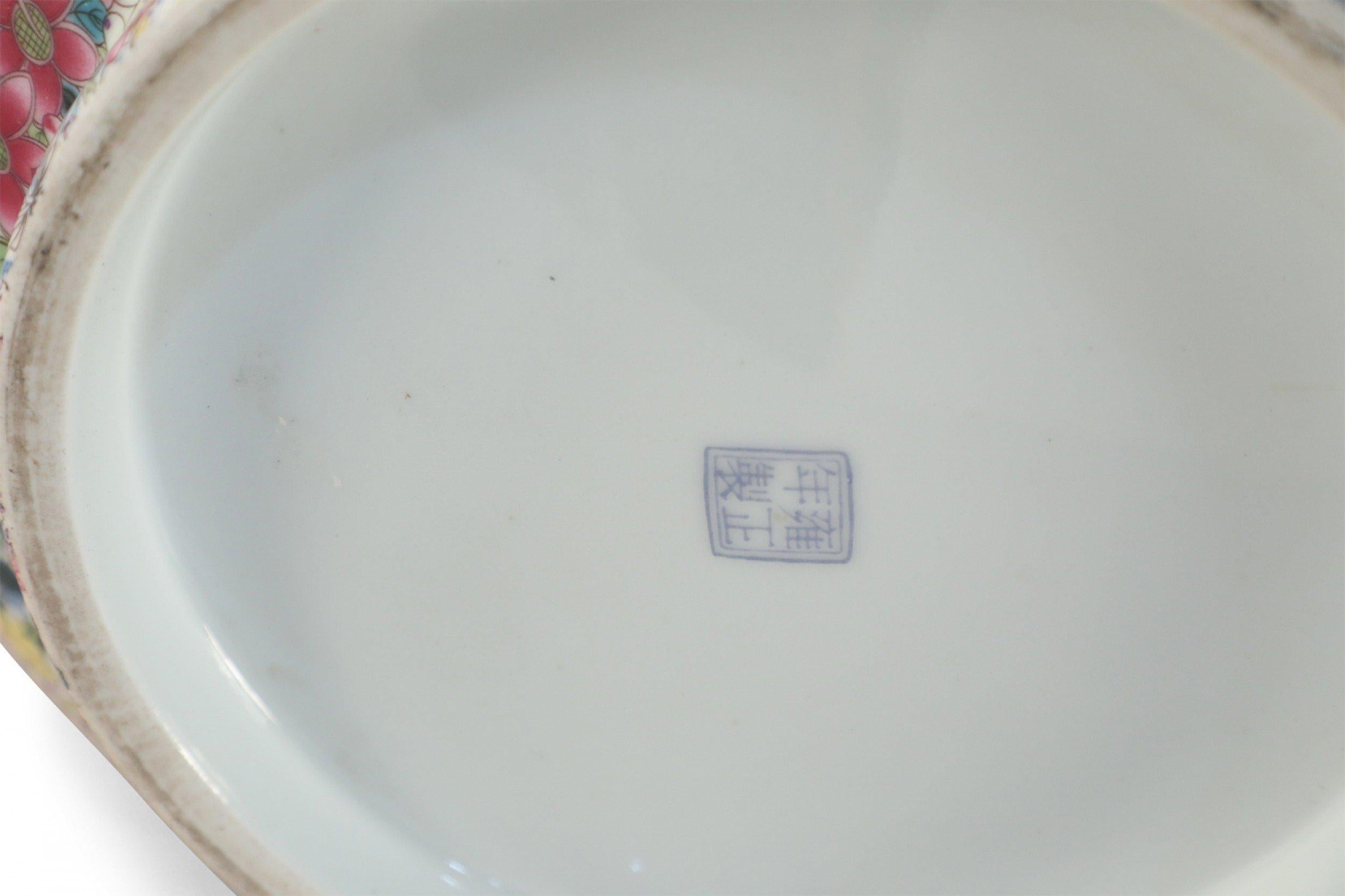 20th Century Chinese Qing Dynasty Style Famille Rose Thousand Flower Pattern Decorative Bowl For Sale