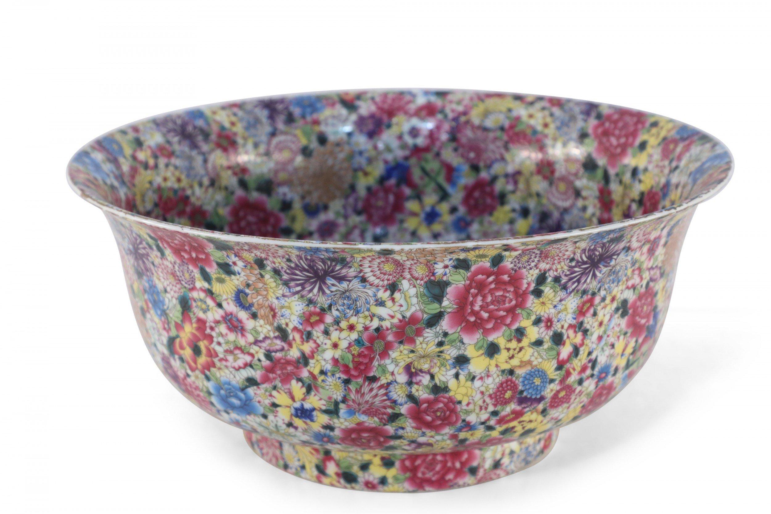 Chinese Qing Dynasty Style Famille Rose Thousand Flower Pattern Decorative Bowl For Sale 1