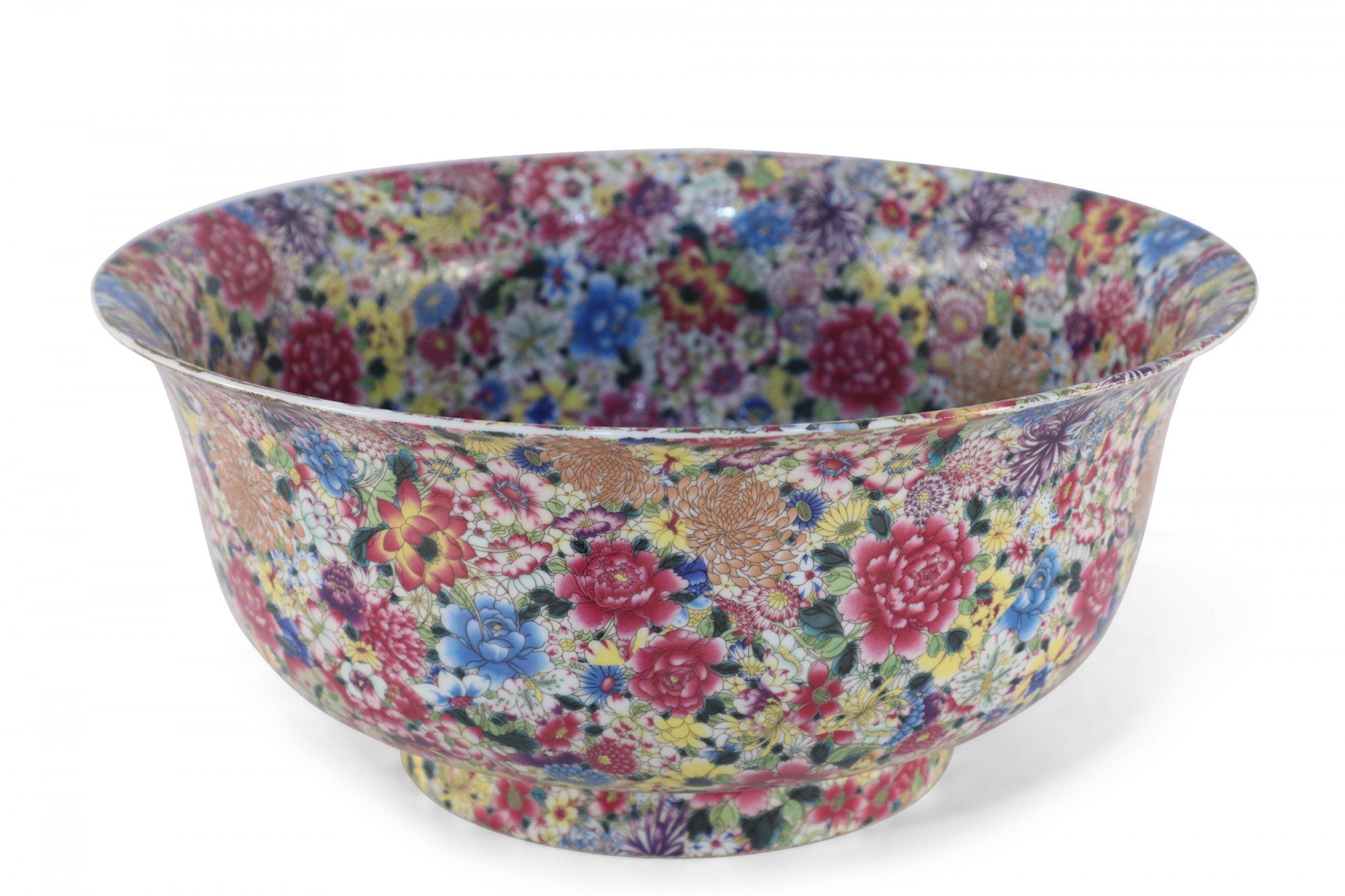 Chinese Qing Dynasty Style Famille Rose Thousand Flower Pattern Decorative Bowl For Sale 2