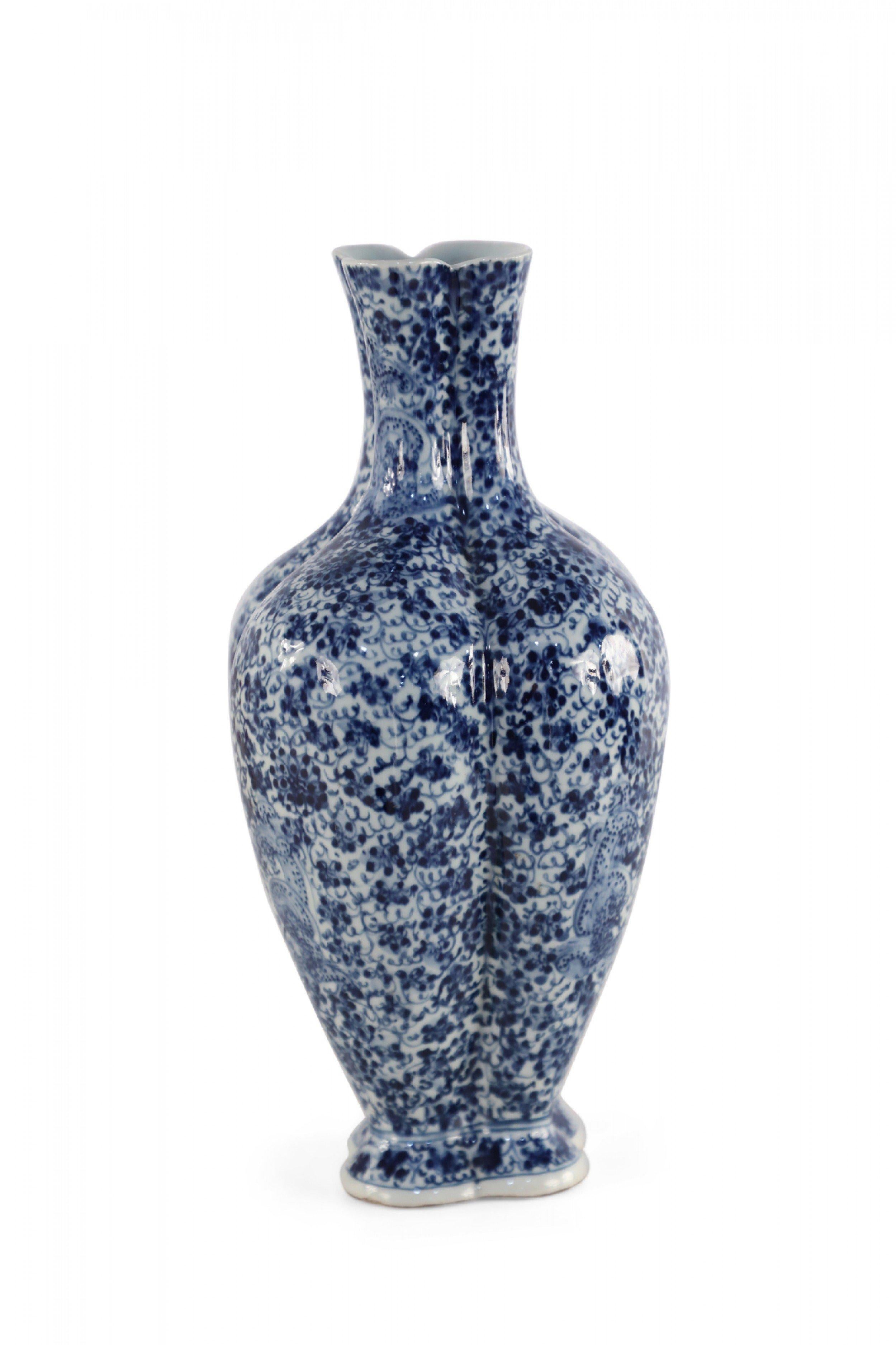 Chinesische Vase aus der Kangxi-Periode der Qing-Dynastie (frühes 20. Jh.) aus vierlappigem Porzellan mit marineblauem und hellblauem Blumendekor auf weißem Grund. (Marke auf dem Boden).

Zustand: Gut; alters- und gebrauchsbedingte Abnutzung