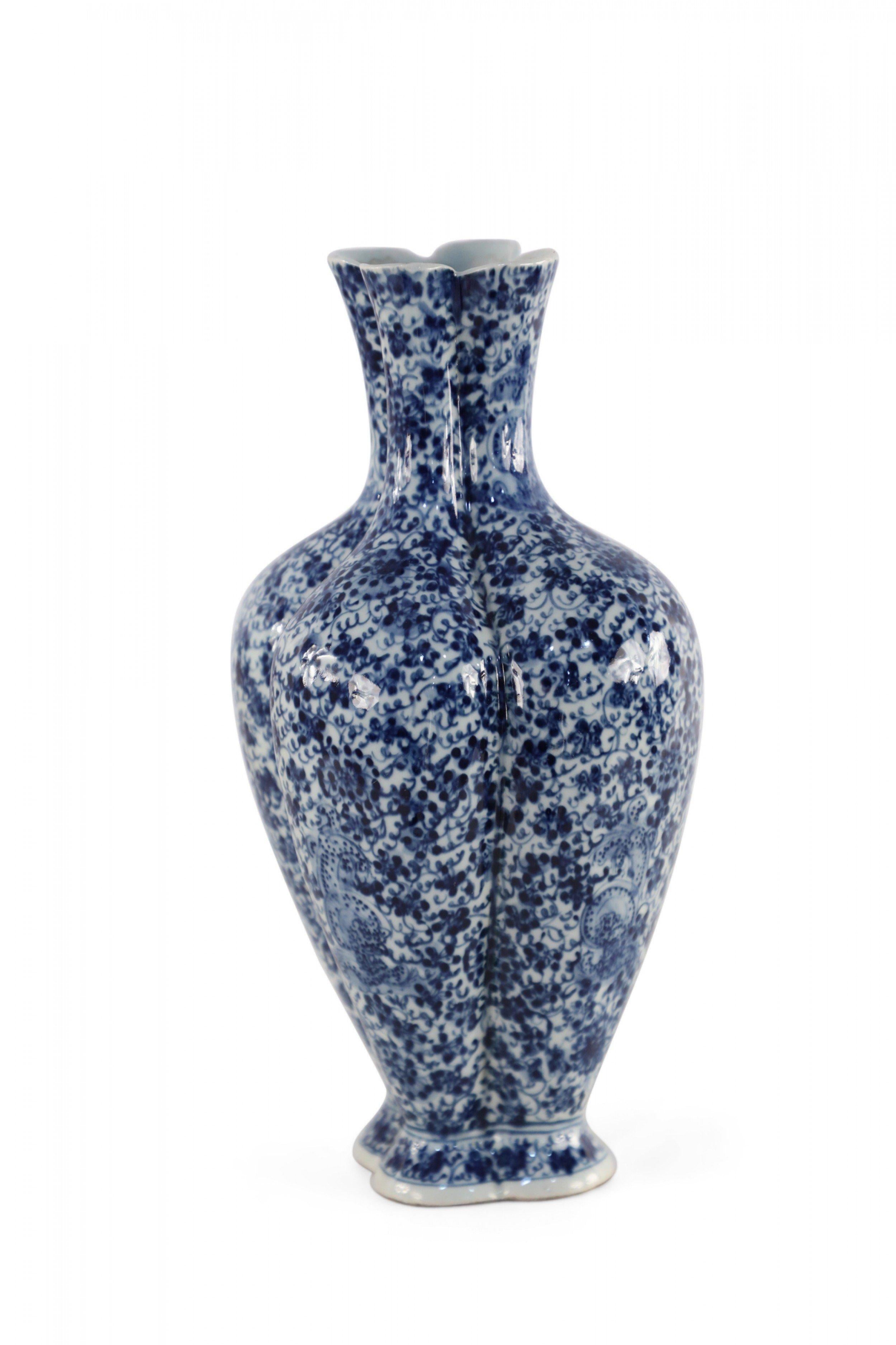 Chinesisch Qing Dynasty Stil gelappt blau floralen Porzellan-Vase (Qing-Dynastie) im Angebot