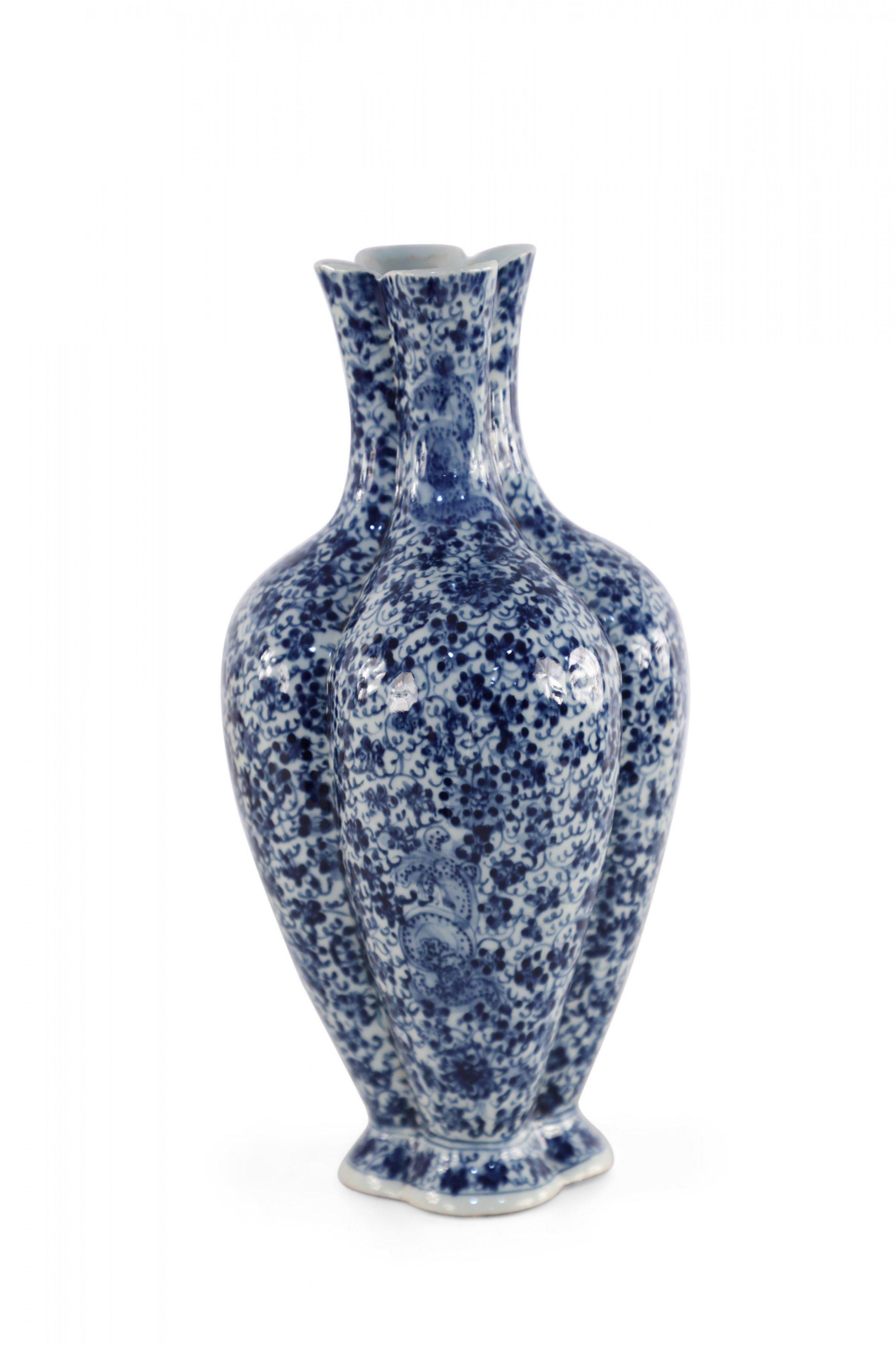 Chinesisch Qing Dynasty Stil gelappt blau floralen Porzellan-Vase im Zustand „Gut“ im Angebot in Queens, NY