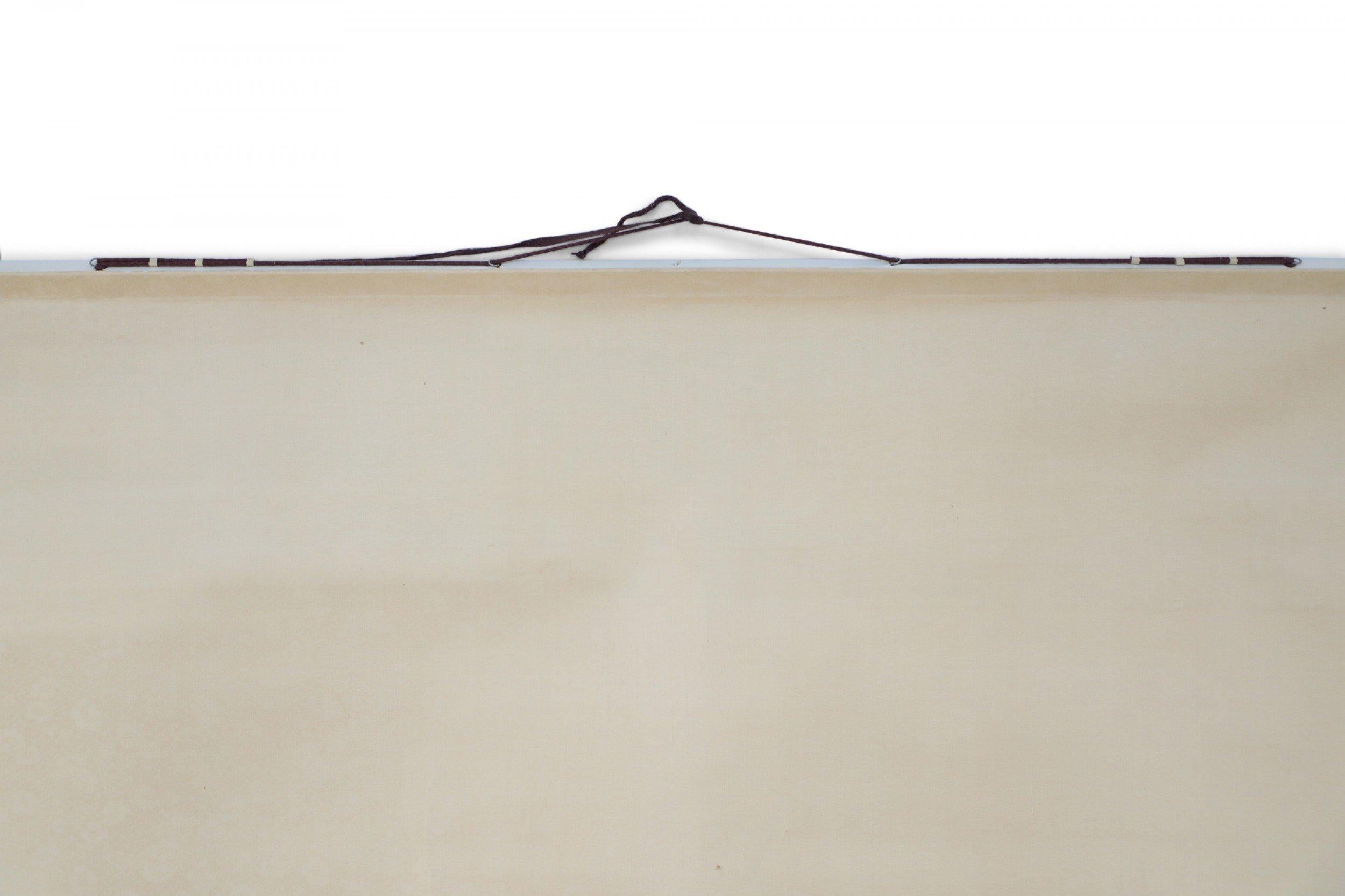 3 tentures murales chinoises de style dynastie Qing représentant un roi assis sur une chaise drapée d'un tissu orné, un fond de couleur champignon et un tapis floral sous lui.  Le reste du rouleau est un shantung de soie or pâle avec des motifs