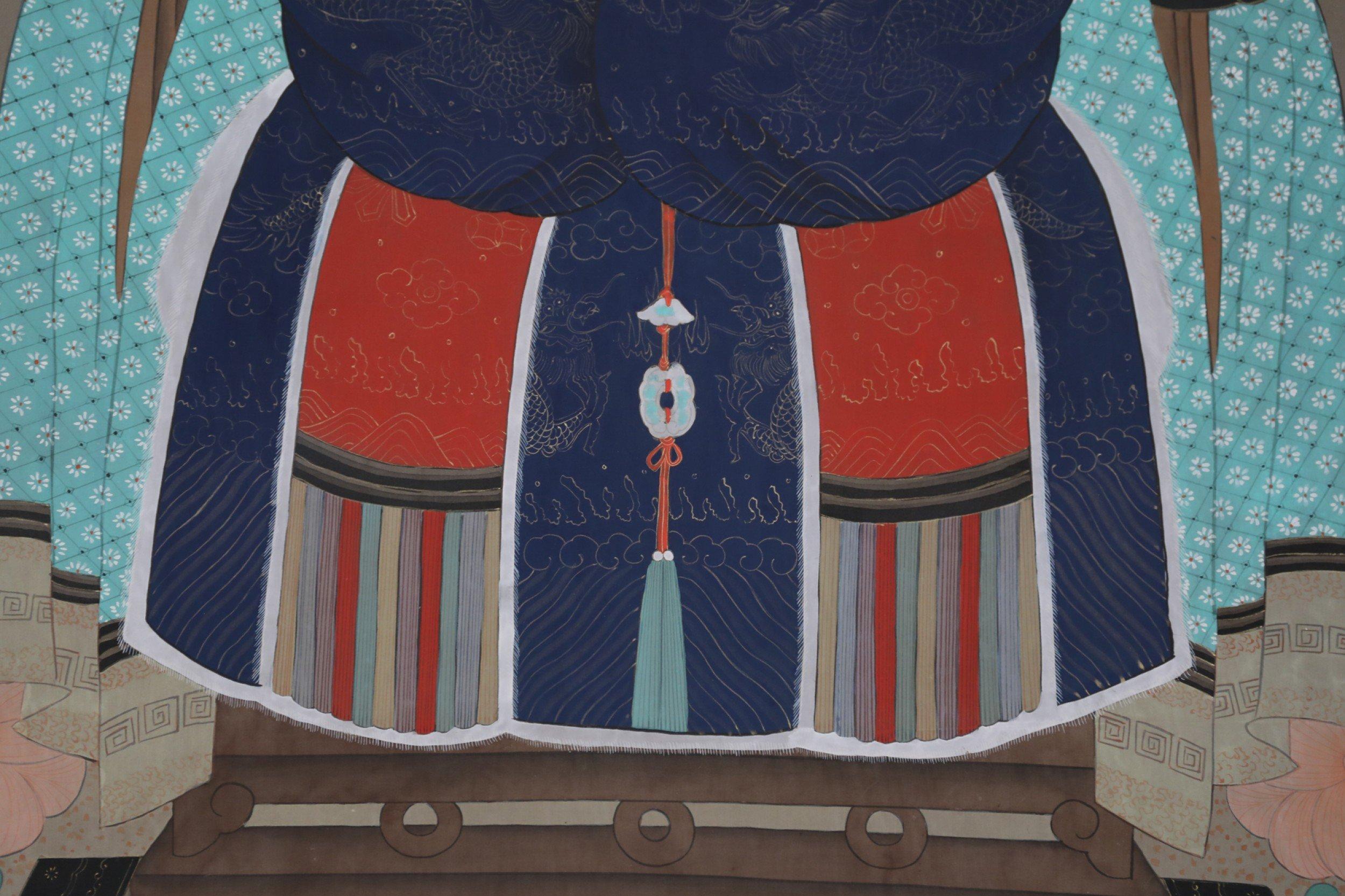 Chinese Qing Dynasty Style Paper and Silk Queen Portrait Hanging Scrolls In Good Condition For Sale In Queens, NY
