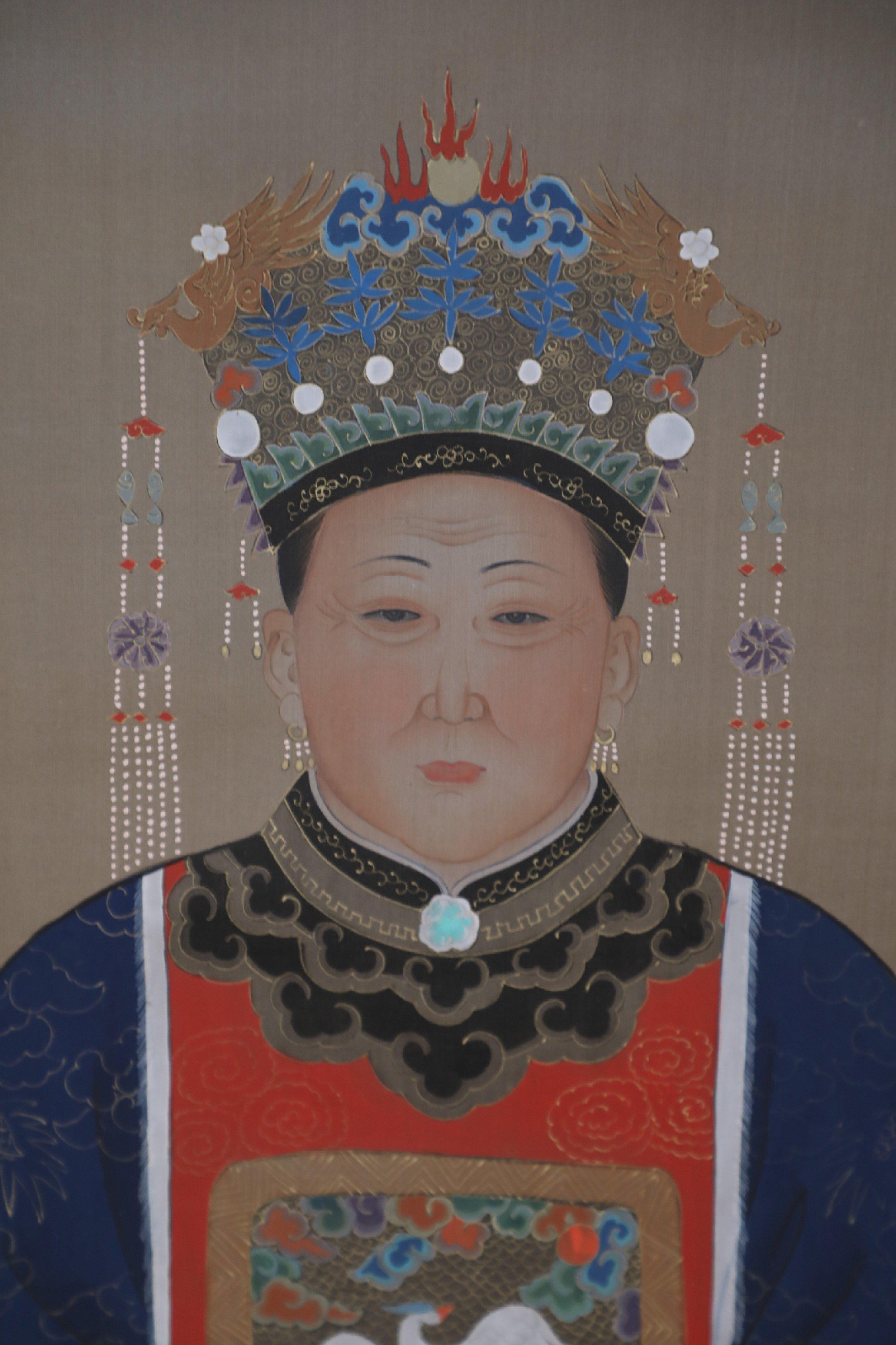 Chinese Qing Dynasty Style Paper and Silk Queen Portrait Hanging Scrolls For Sale 1