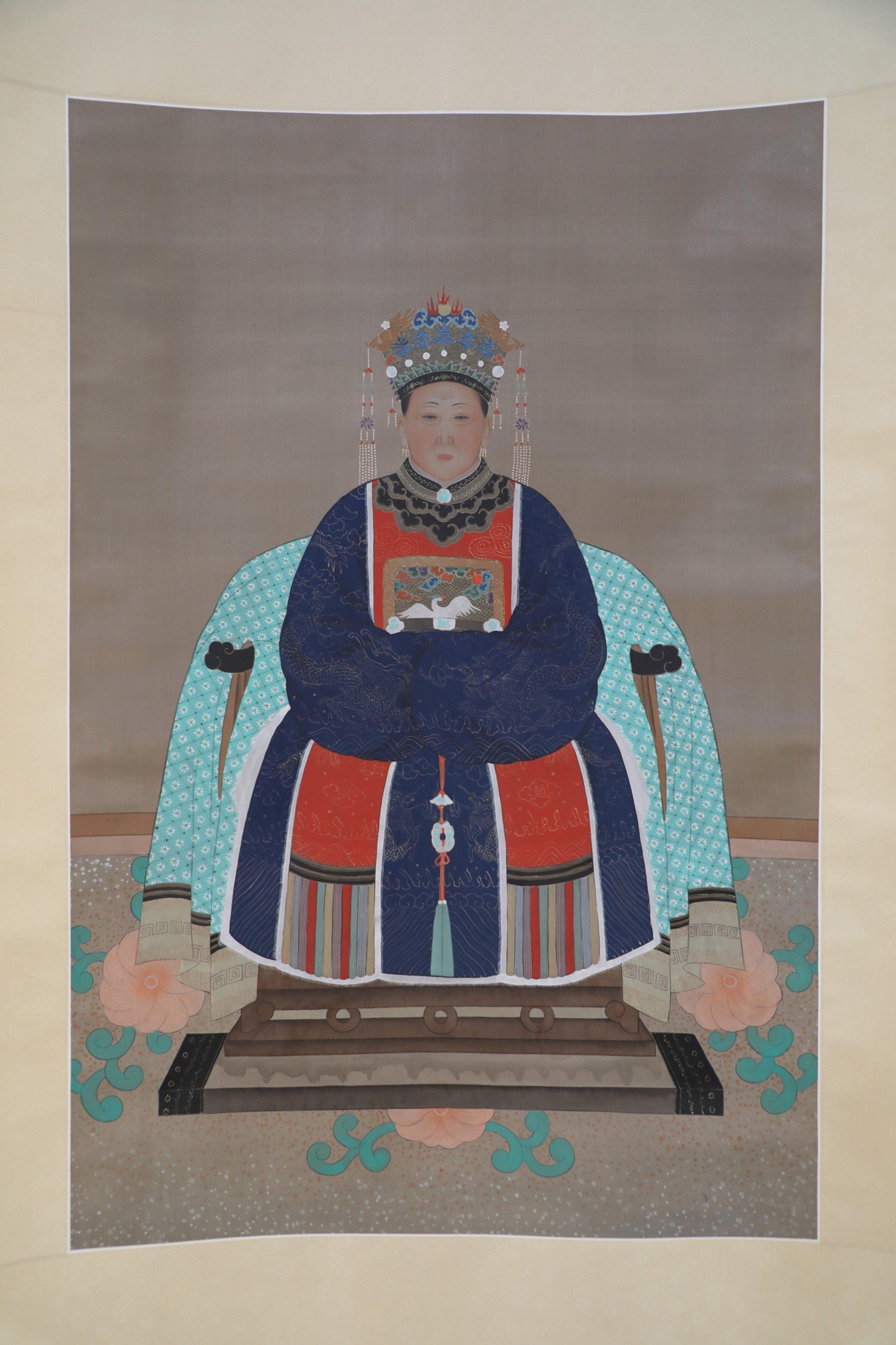Chinese Qing Dynasty Style Paper and Silk Queen Portrait Hanging Scrolls For Sale 2