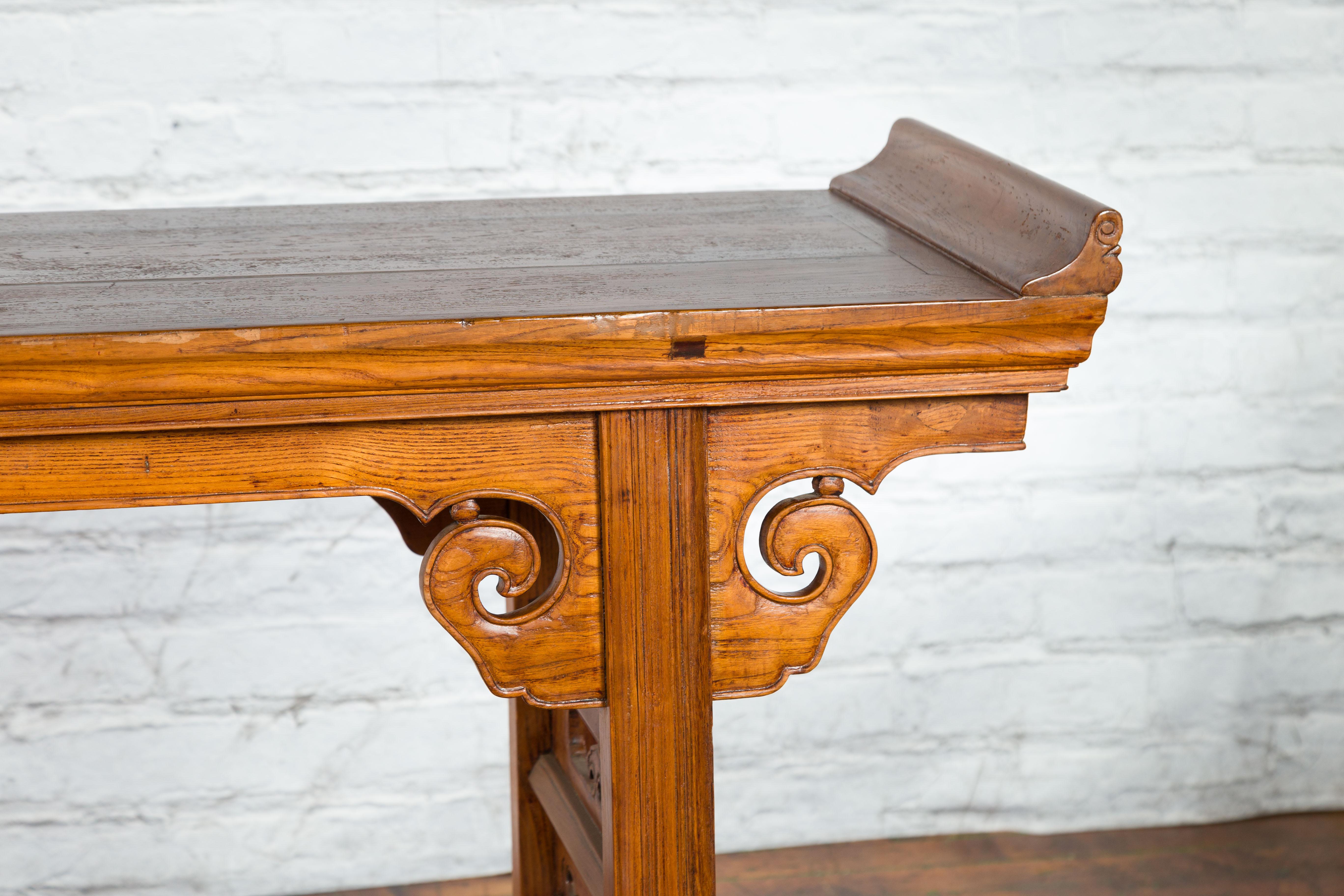 19th Century Chinese Qing Dynasty Wooden Altar Console Table with Cloudy Scroll Motifs For Sale