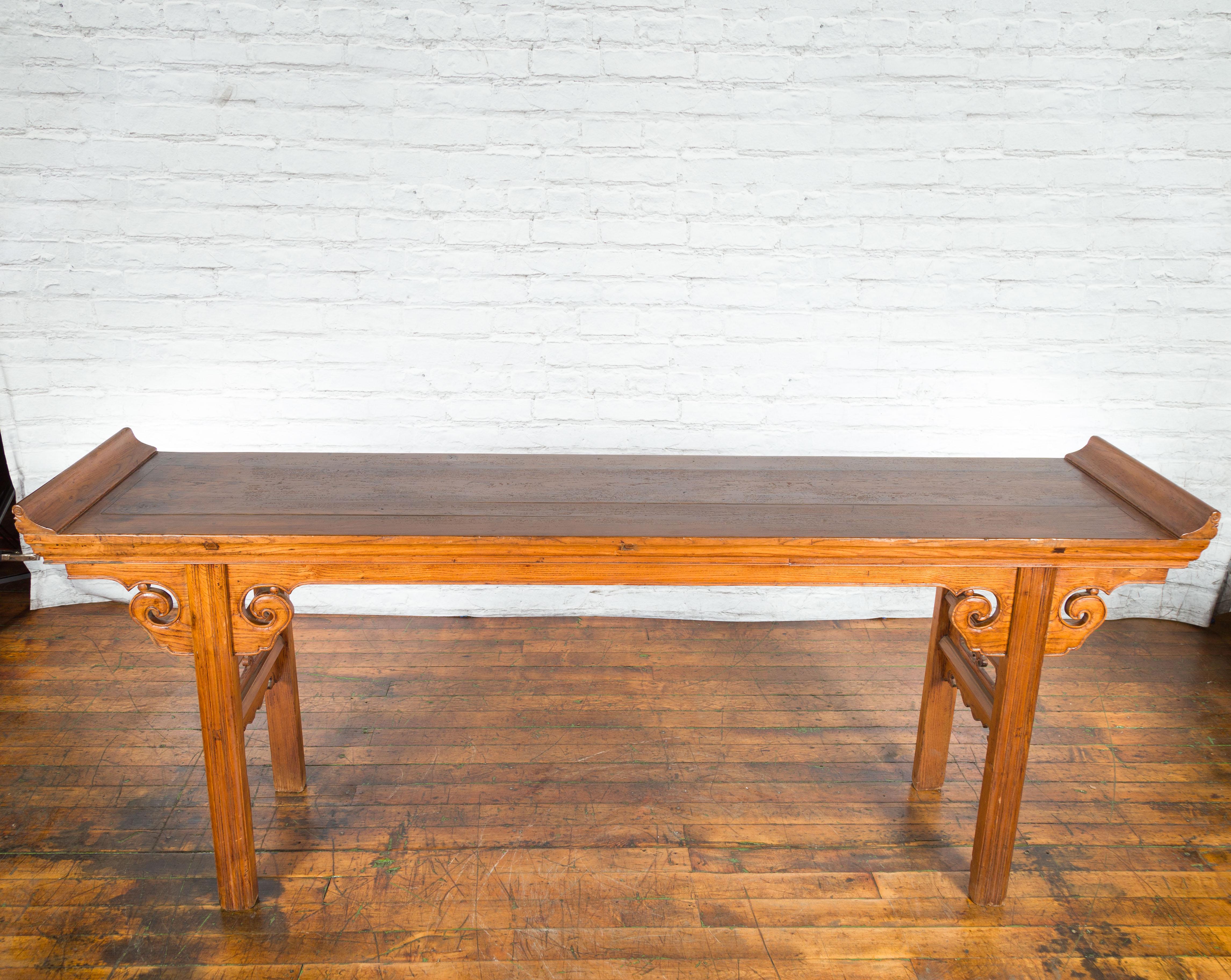 Chinese Qing Dynasty Wooden Altar Console Table with Cloudy Scroll Motifs For Sale 4