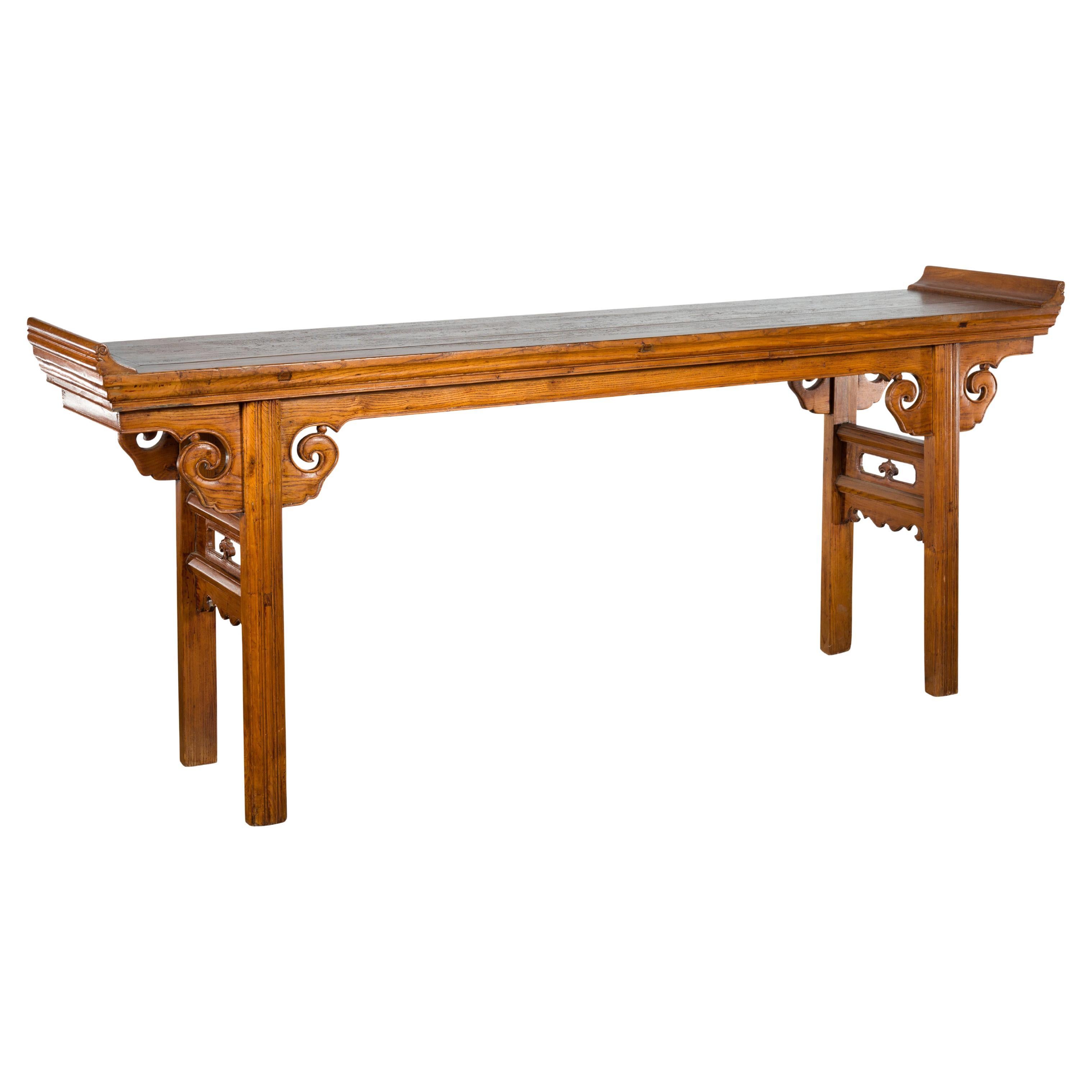 Table console autel en bois de la dynastie chinoise Qing avec motifs de rouleaux nuageux