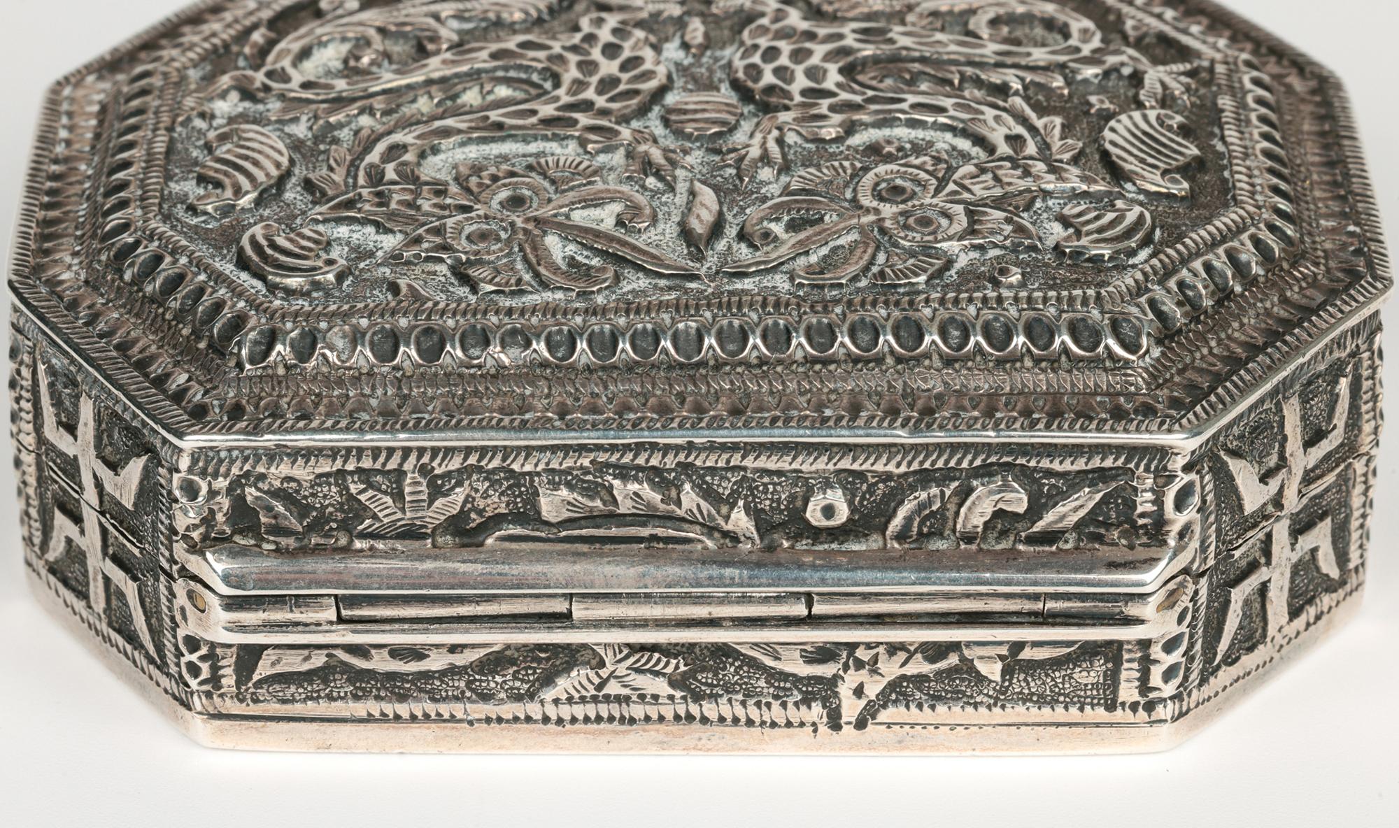 Caja china Qing de plata de calidad excepcional con símbolos chinos y dragones en venta 3