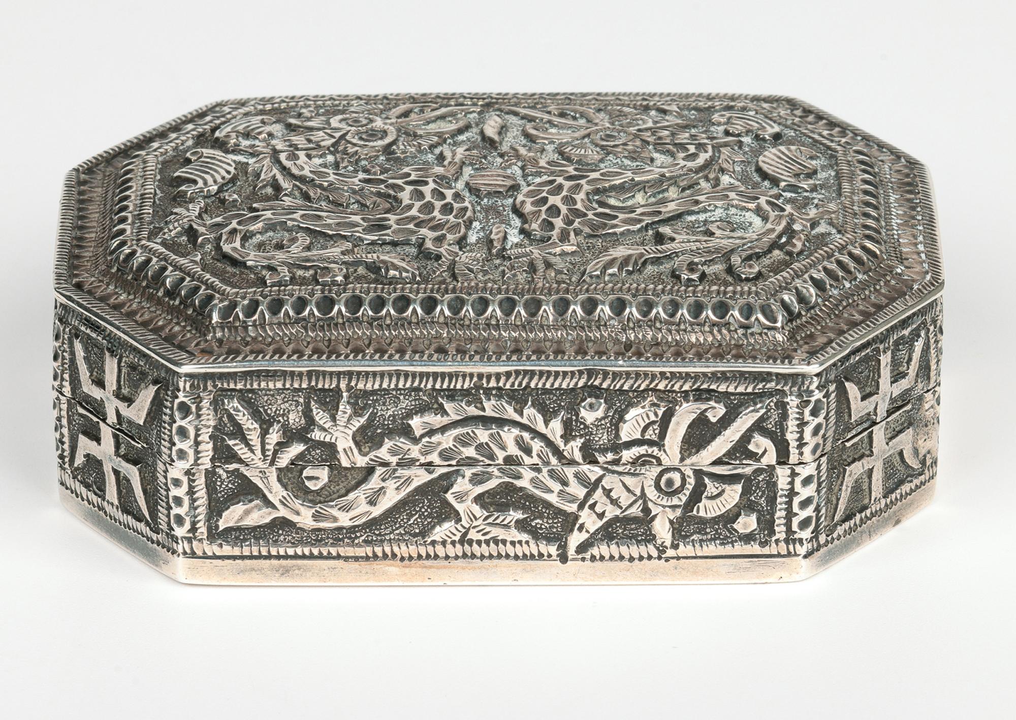 Caja china Qing de plata de calidad excepcional con símbolos chinos y dragones en venta 4