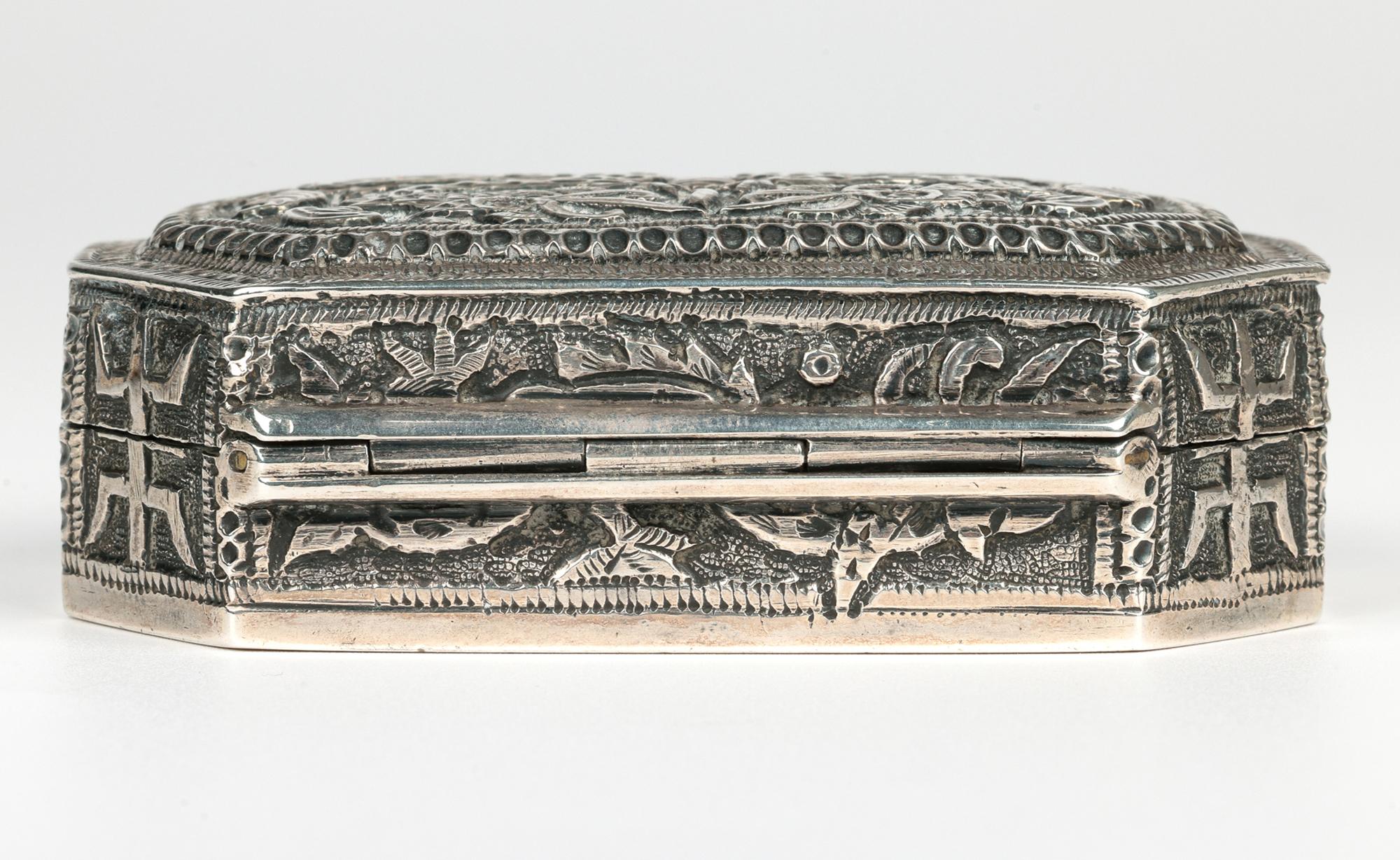 Caja china Qing de plata de calidad excepcional con símbolos chinos y dragones en venta 5