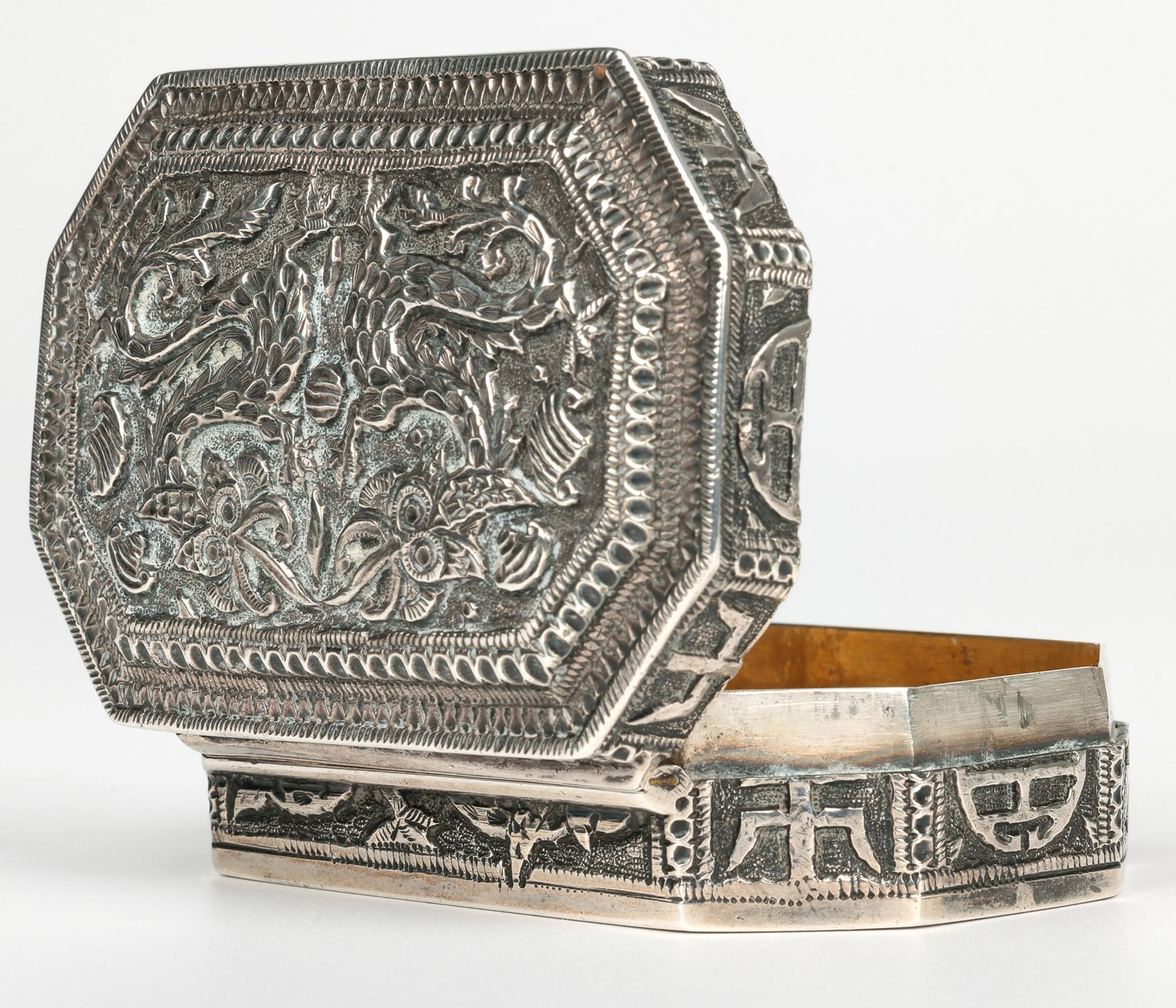 Caja china Qing de plata de calidad excepcional con símbolos chinos y dragones en venta 6