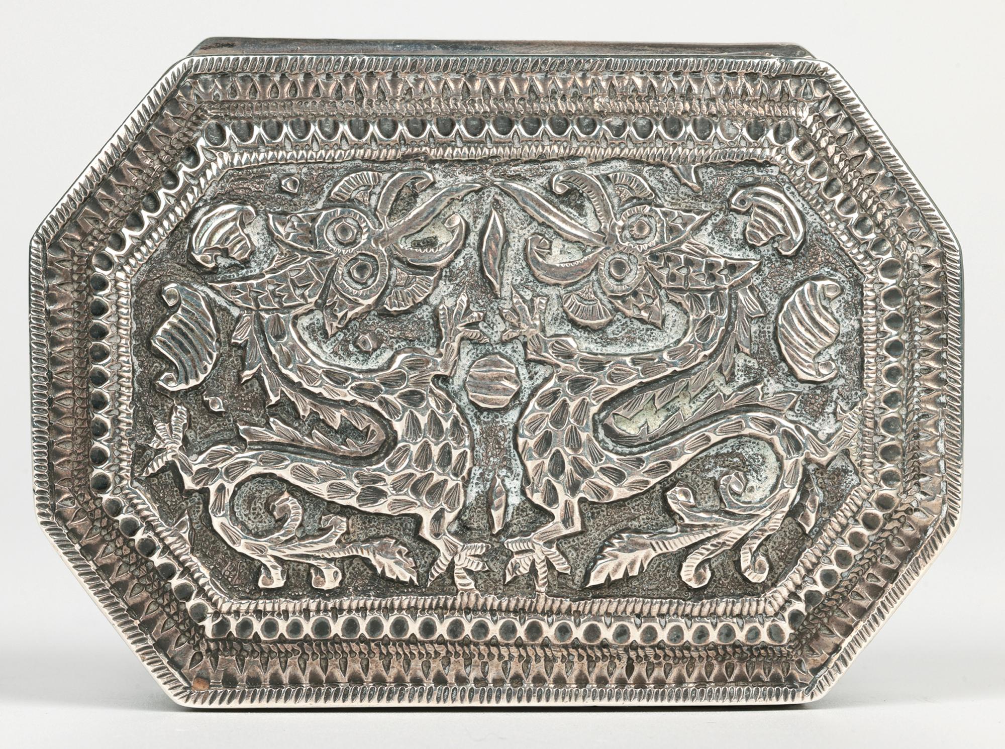 Caja china Qing de plata de calidad excepcional con símbolos chinos y dragones Chino en venta