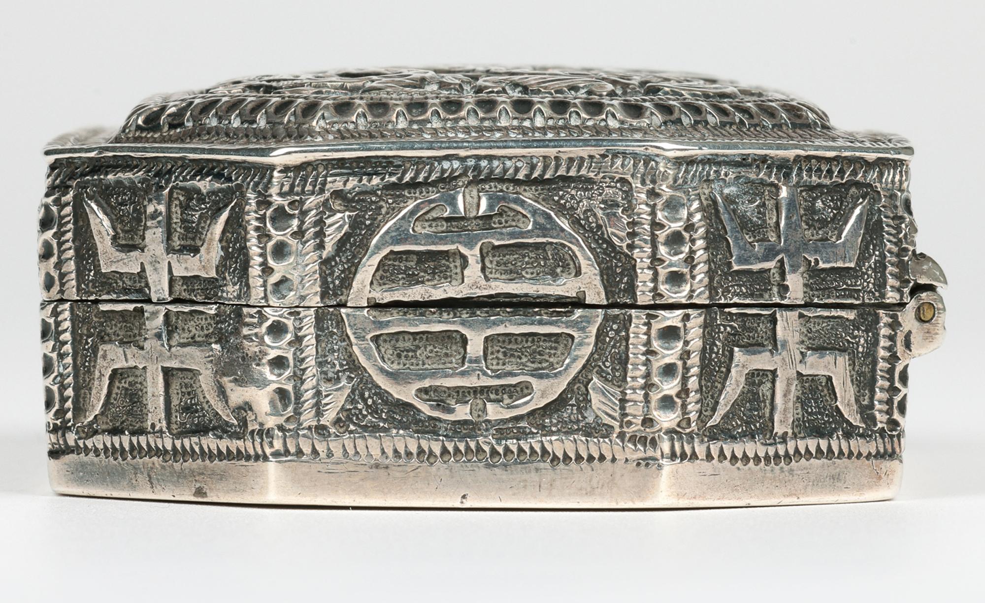 Caja china Qing de plata de calidad excepcional con símbolos chinos y dragones Dorado en venta