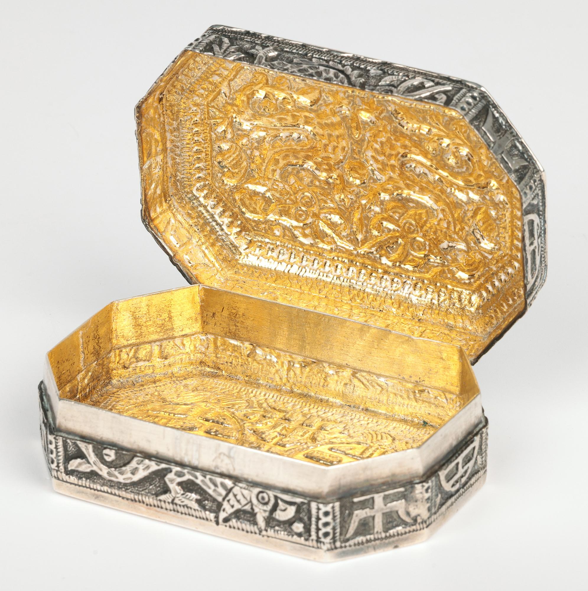 Caja china Qing de plata de calidad excepcional con símbolos chinos y dragones Silver en venta