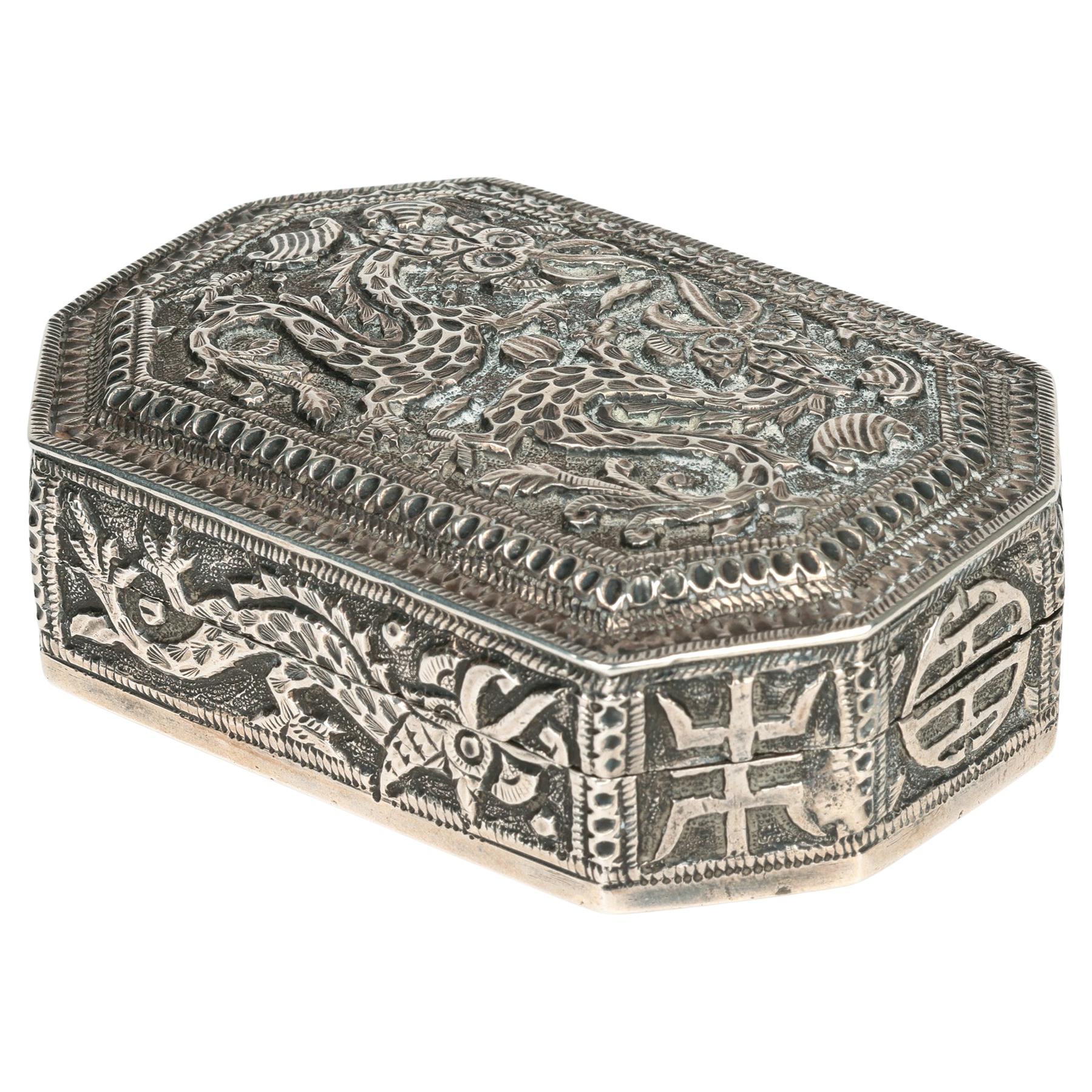 Caja china Qing de plata de calidad excepcional con símbolos chinos y dragones en venta