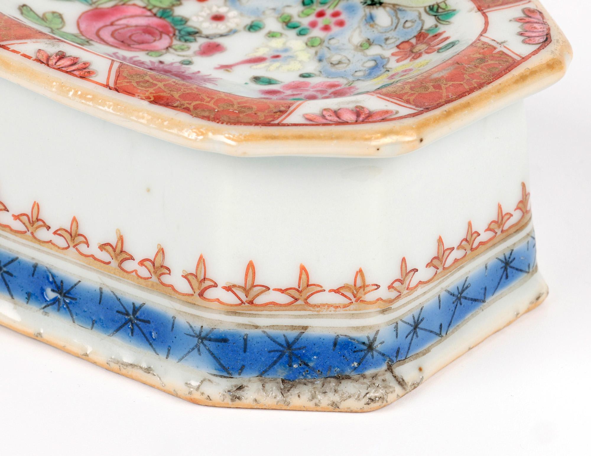 Eine stilvolle und reizvolle antike chinesische Qing famille rose Porzellan trencher Salz aus dem 18. Jahrhundert. Das Salz steht auf einem geformten rechteckigen Sockel mit breitem Rand und einem vertieften ovalen Salzbehälter. Der Fuß ist