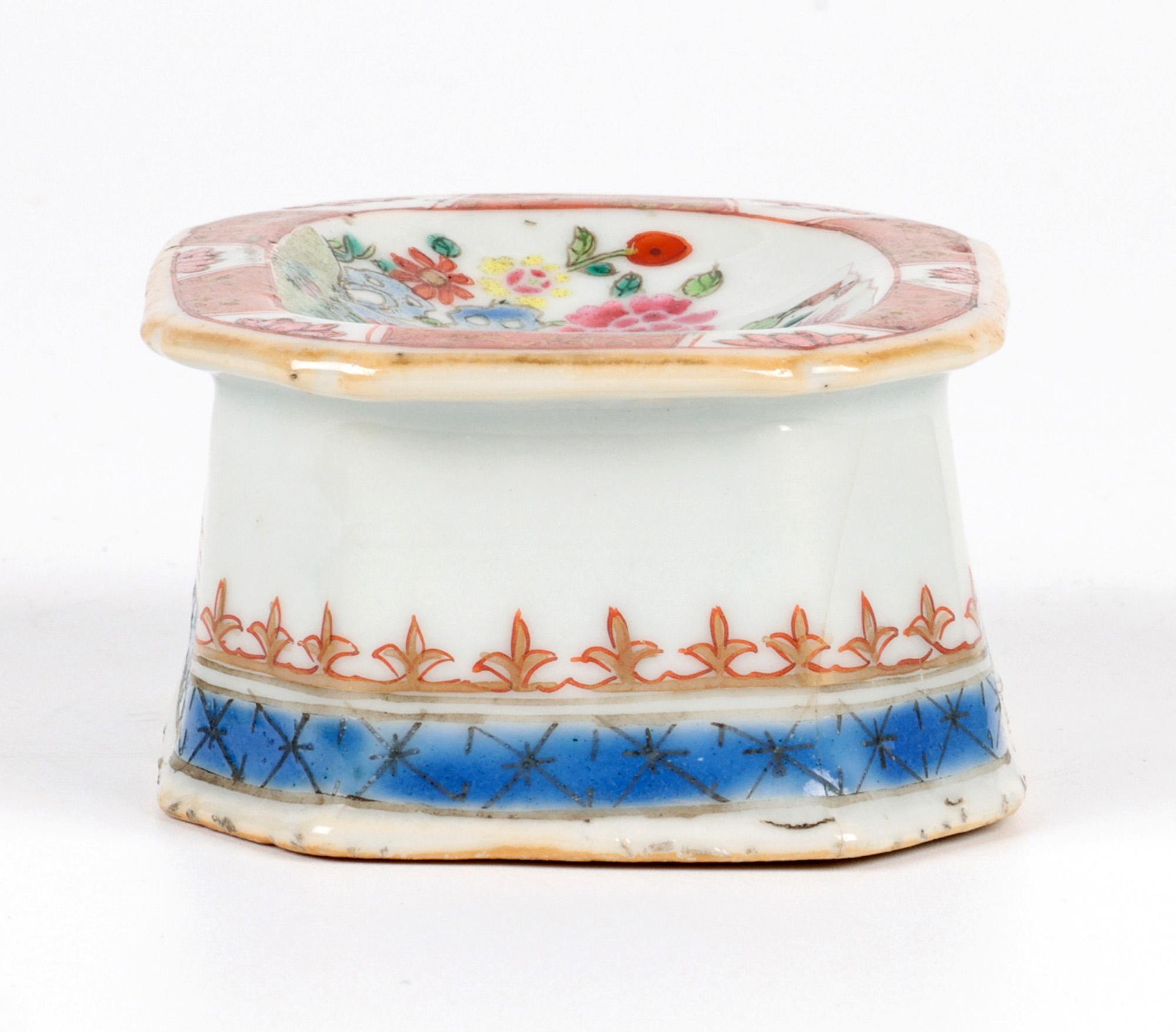 Chinesisch Qing Famille Rose Porzellan Grabenzieher Salz (18. Jahrhundert und früher) im Angebot