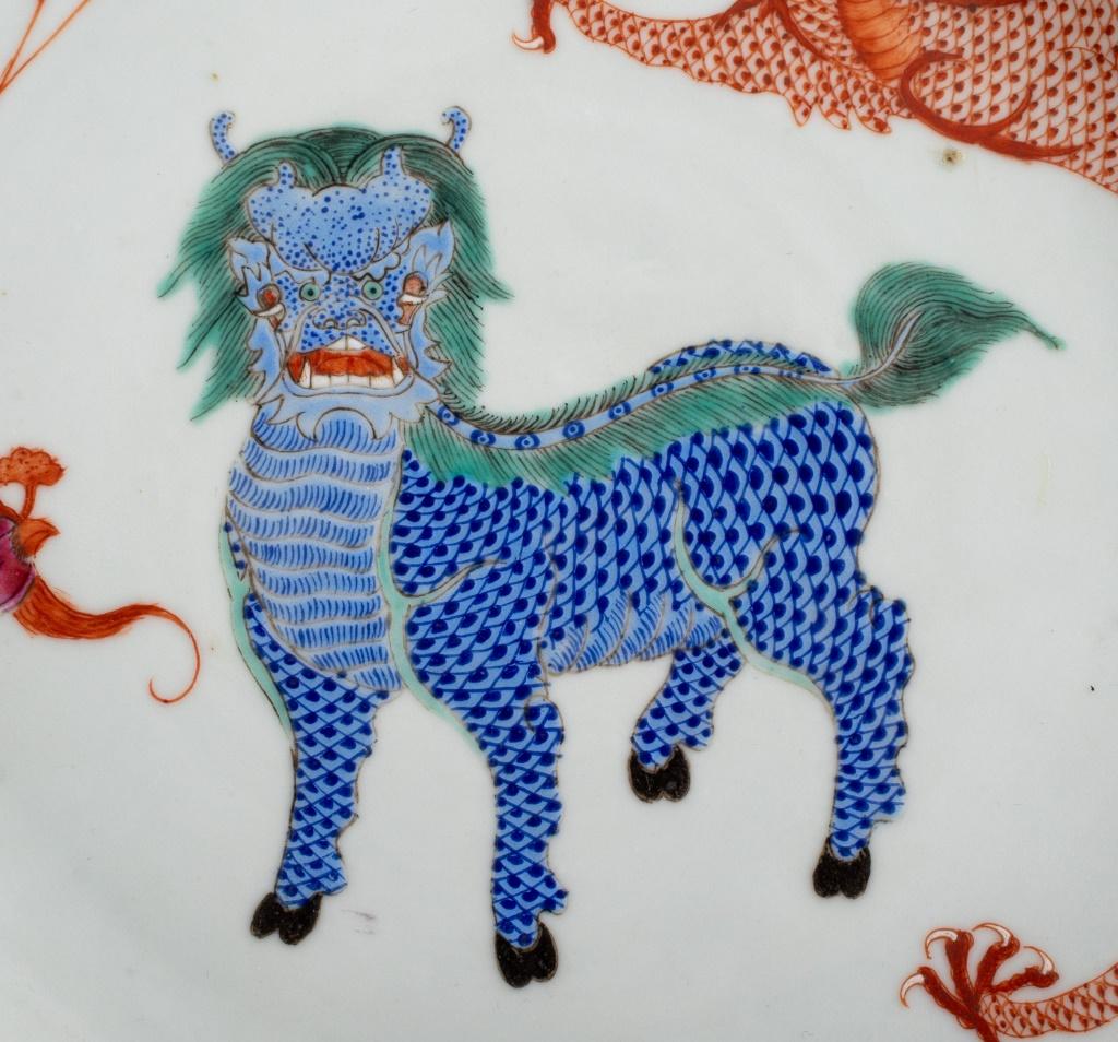 Paire de plats en porcelaine de Chine de la dynastie Qing, décorés d'animaux mythiques, d'un qilin, d'un phénix et d'un dragon sur le devant, d'une écrevisse et de vagues sur le dessous, avec des bases en bois. 1,75