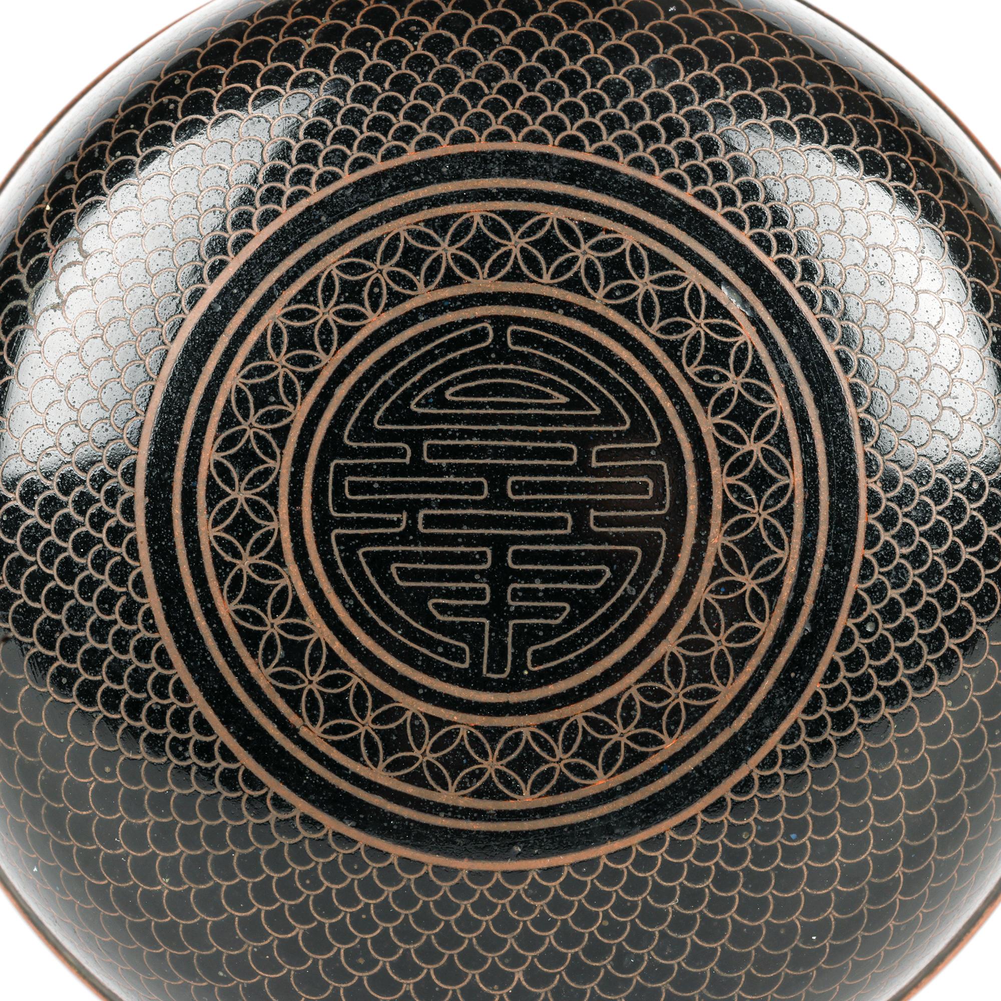 Uno splendido contenitore cinese Qing con coperchio in smalto nero cloisonne di qualità, risalente alla fine del XIX o all'inizio del XX secolo. Il contenitore ha un corpo in ottone con finitura in rame e poggia su uno stretto piede rotondo in rame