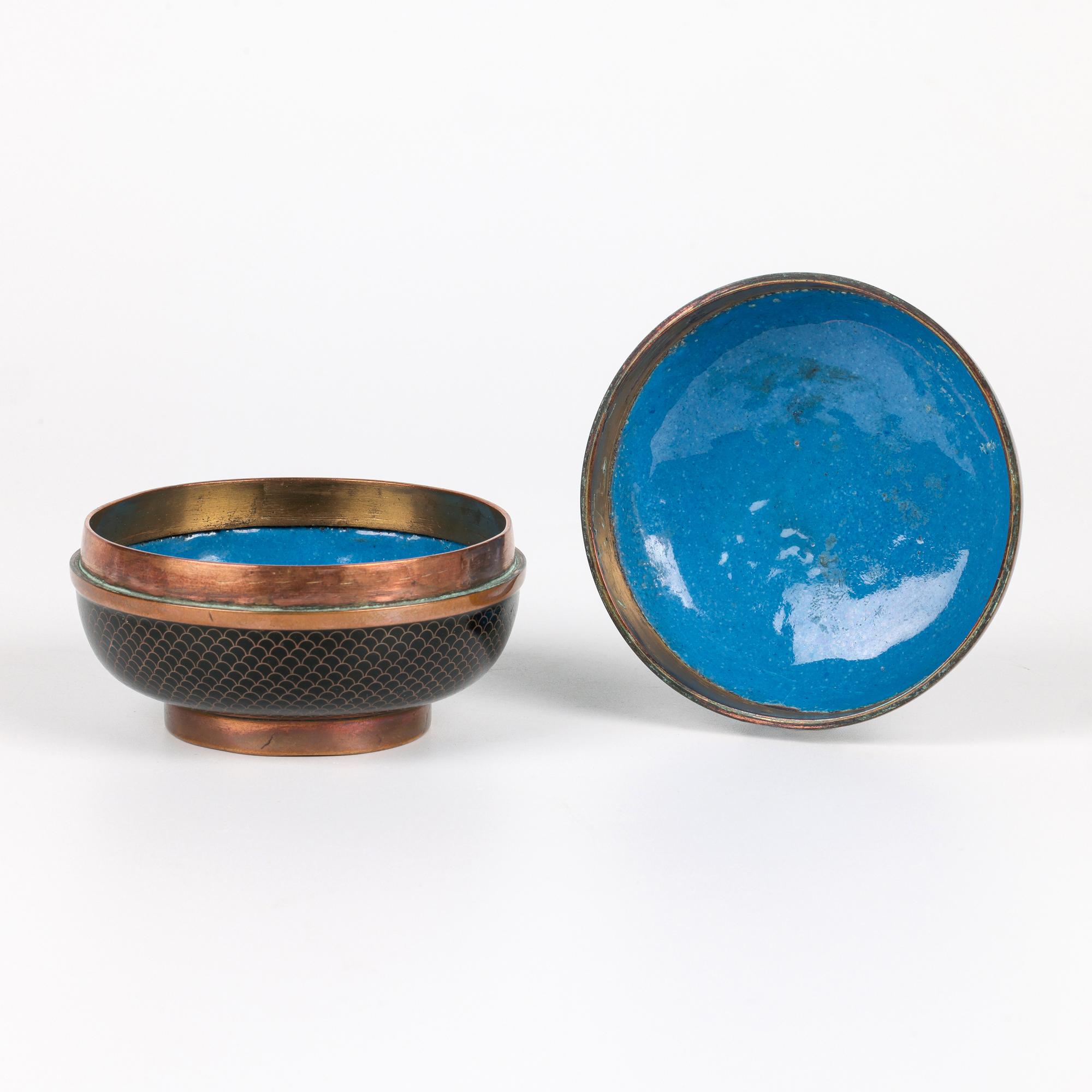 Contenitore cinese Qing con coperchio in cloisonne nero di alta qualità In condizioni buone in vendita a Bishop's Stortford, Hertfordshire