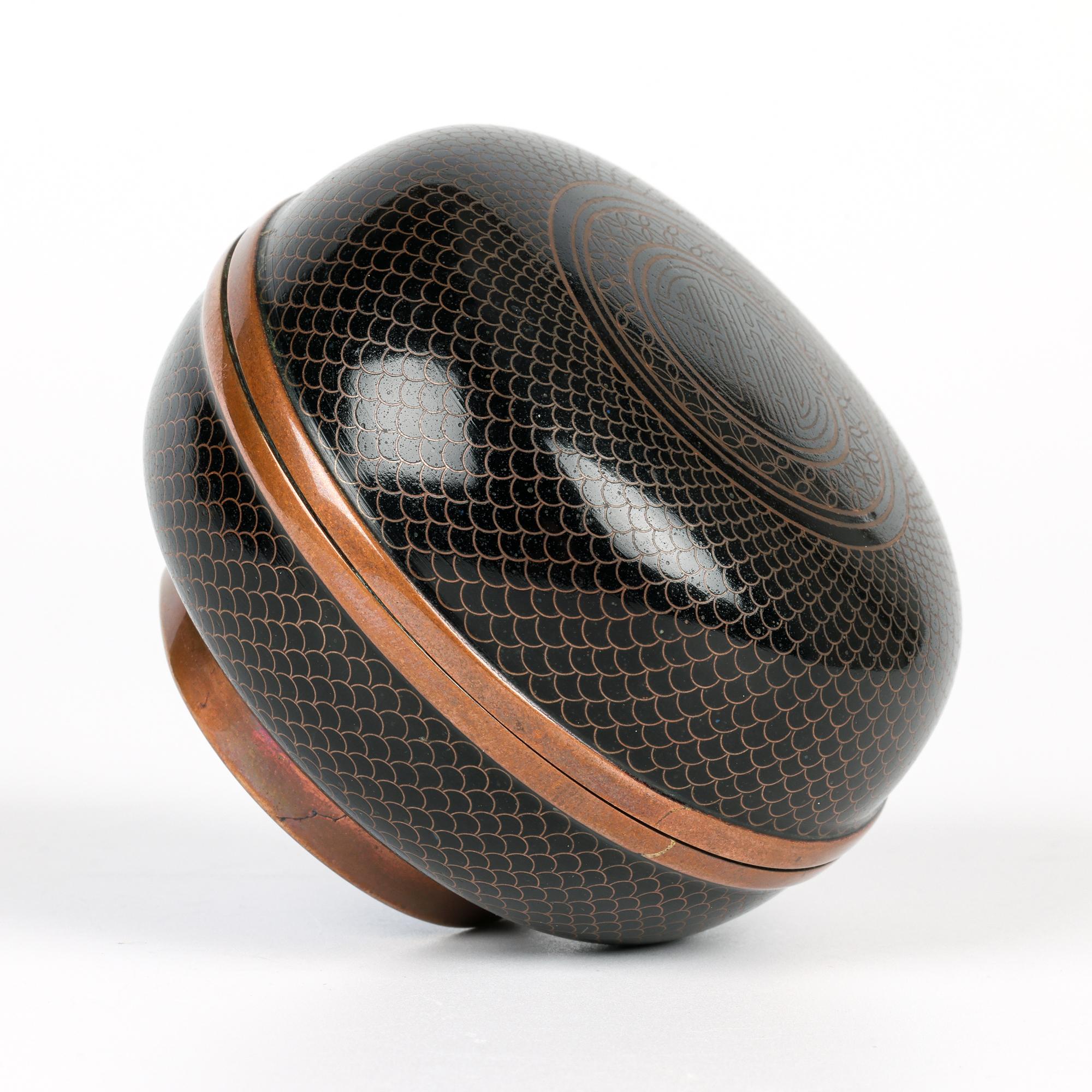 Ottone Contenitore cinese Qing con coperchio in cloisonne nero di alta qualità in vendita