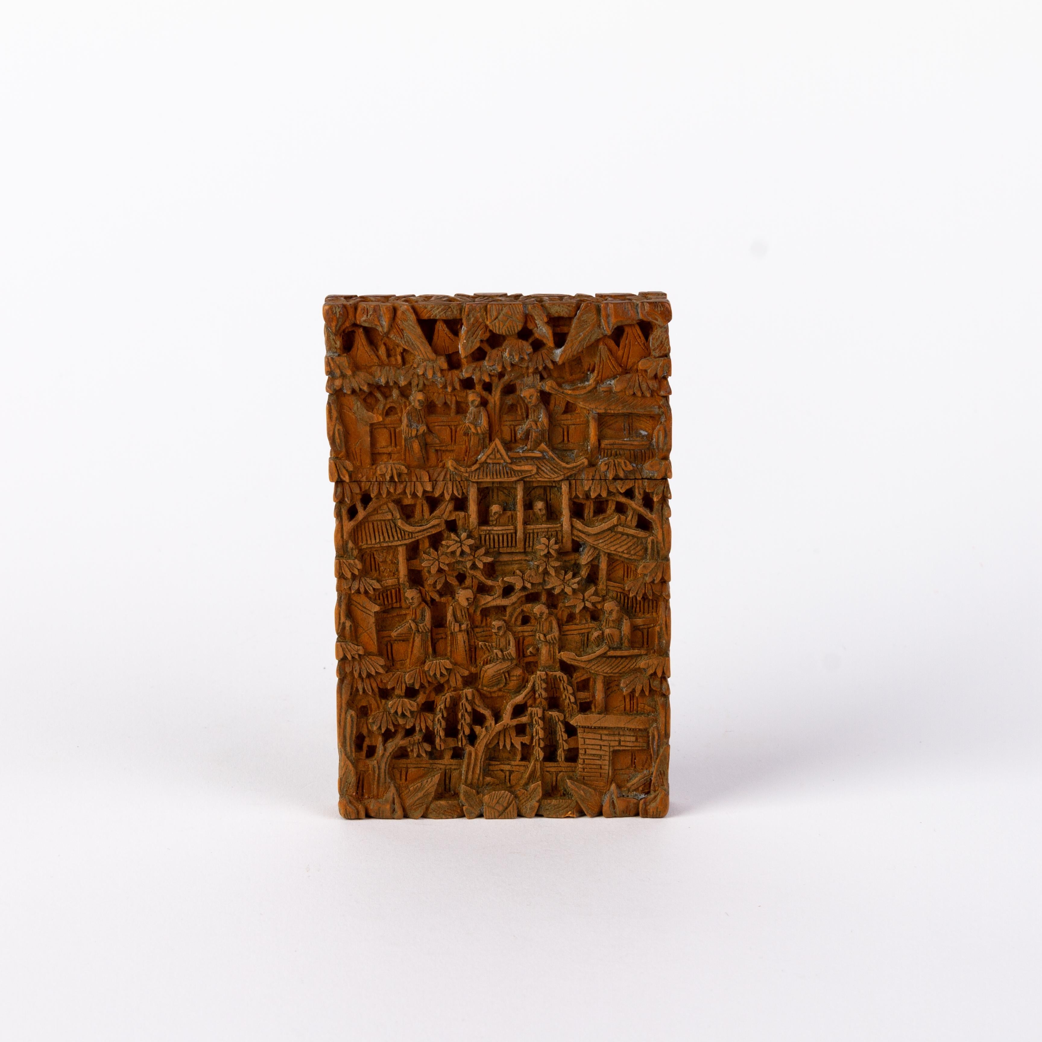 Chinese Qing Finely Carved Boxwood Cantonese Canton Card Case 19th Century  In Good Condition For Sale In Nottingham, GB
