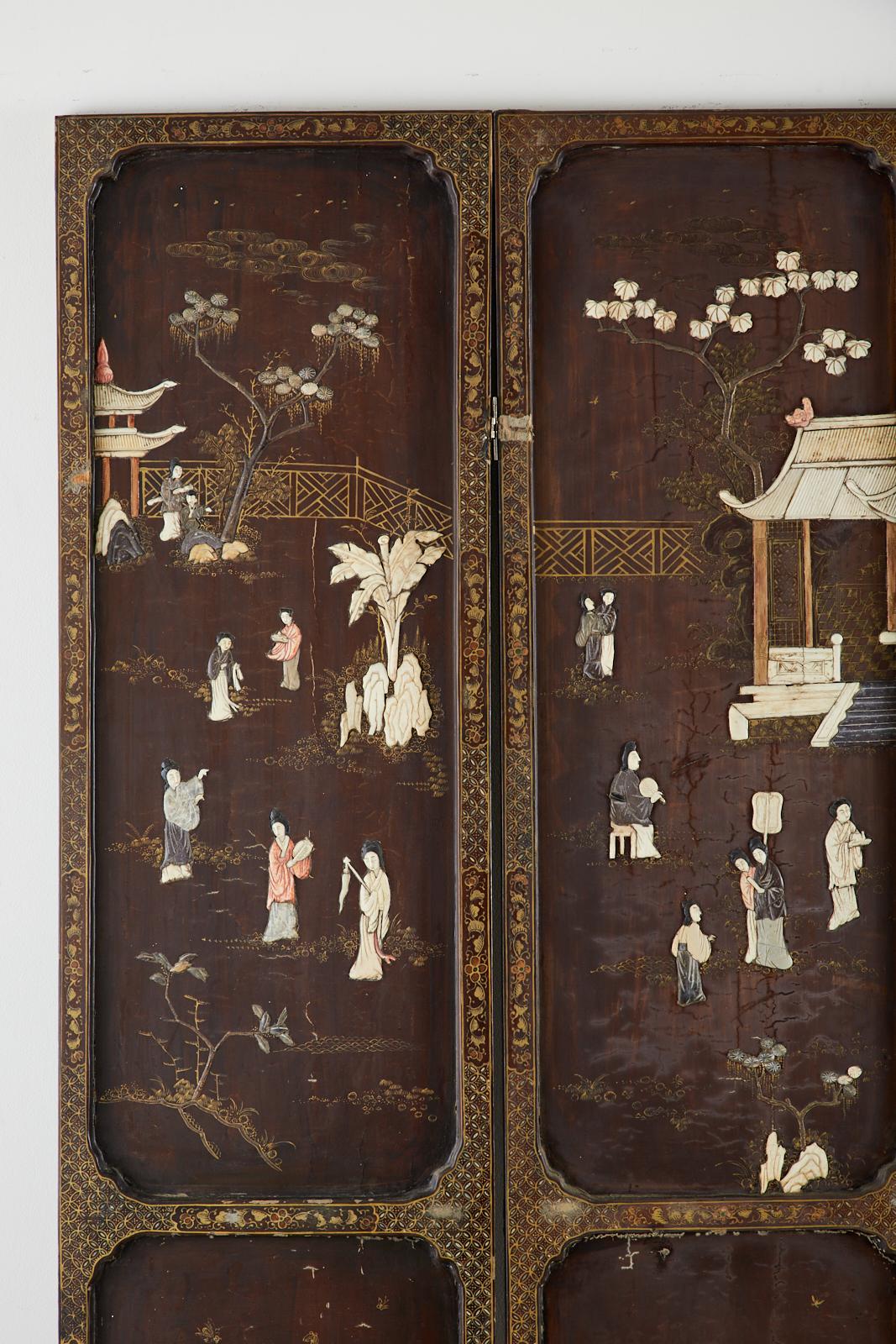 Chinesischer Coromandel-Raumteiler mit vier geschnitzten Soapsteinen, Qing-Dynastie (Knochen) im Angebot