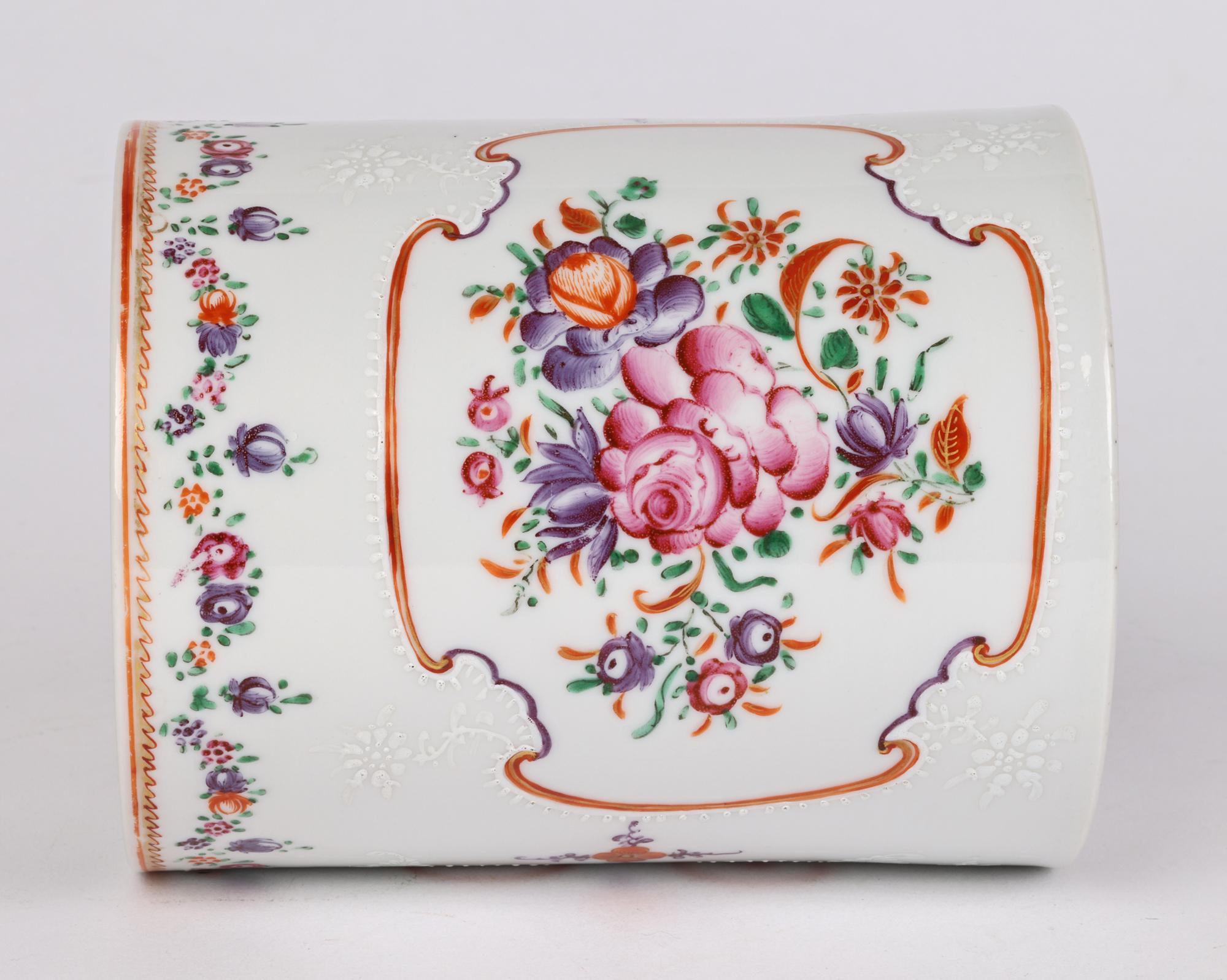 Chinesische chinesische Qing große zylindrische bemalte Porzellanbecher mit Blumenmuster im Angebot 4