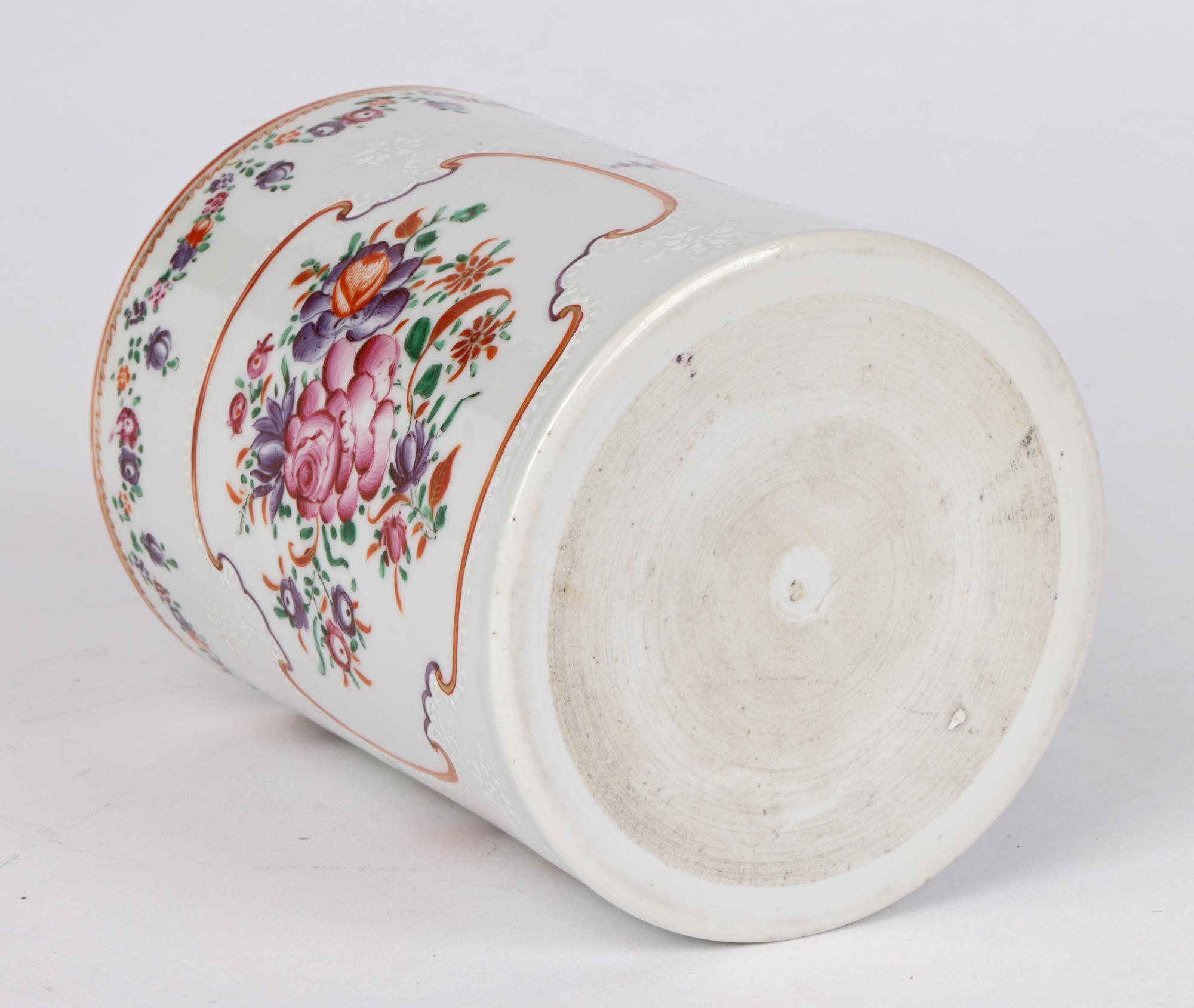 Chinesische chinesische Qing große zylindrische bemalte Porzellanbecher mit Blumenmuster im Angebot 6