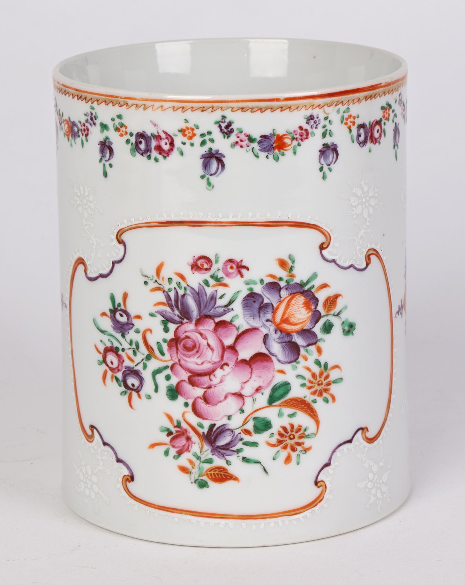 Grande tasse cylindrique chinoise Qing en porcelaine peinte à motifs floraux en vente 5
