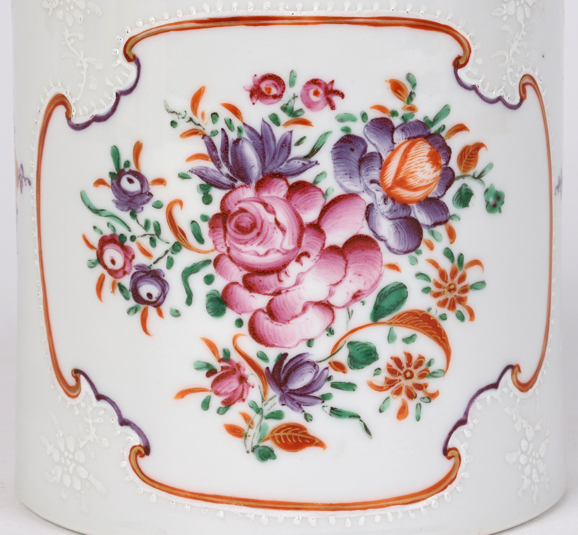Grande tasse cylindrique chinoise Qing en porcelaine peinte à motifs floraux en vente 6