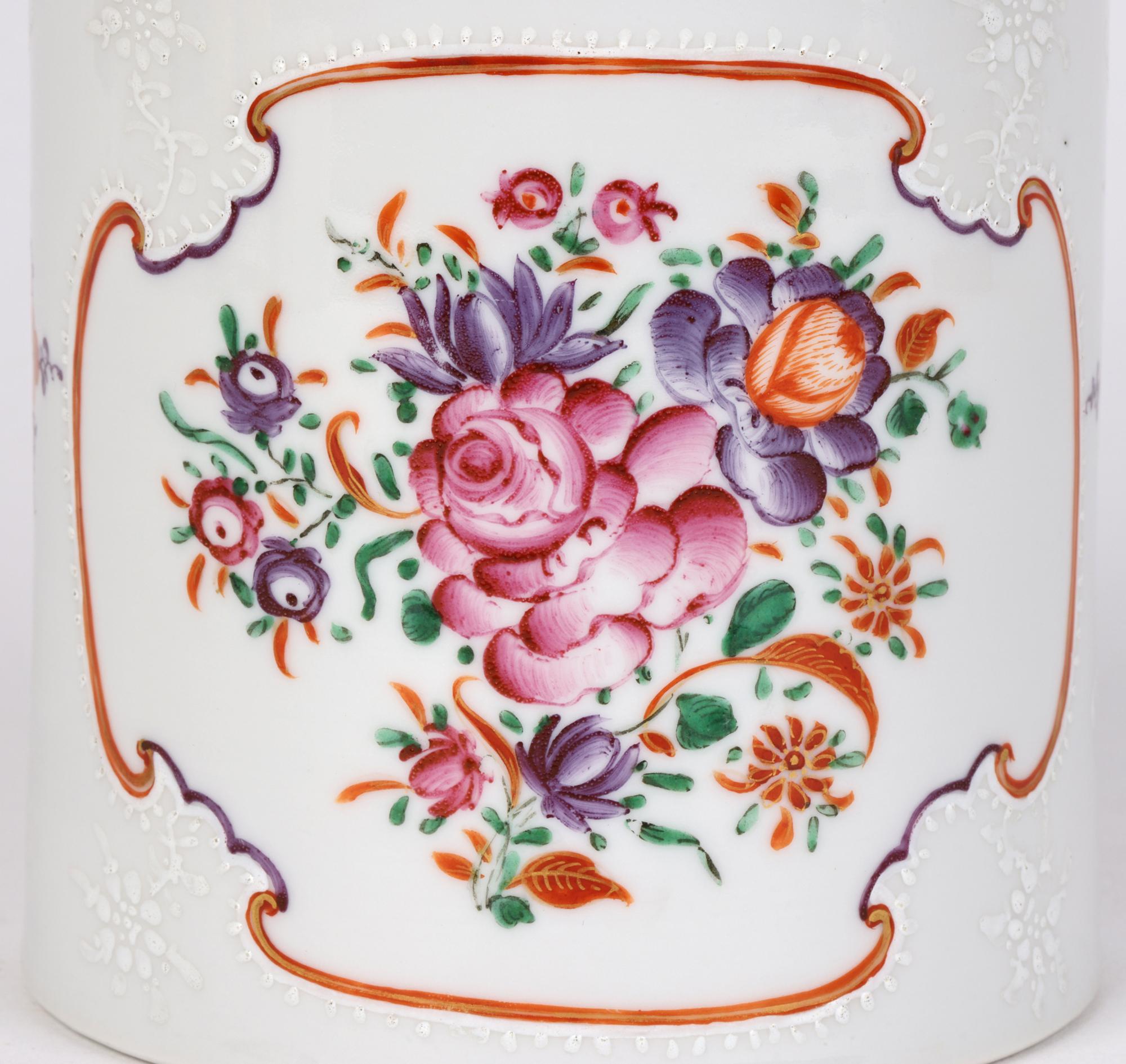 Grande tasse cylindrique chinoise Qing en porcelaine peinte à motifs floraux en vente 11