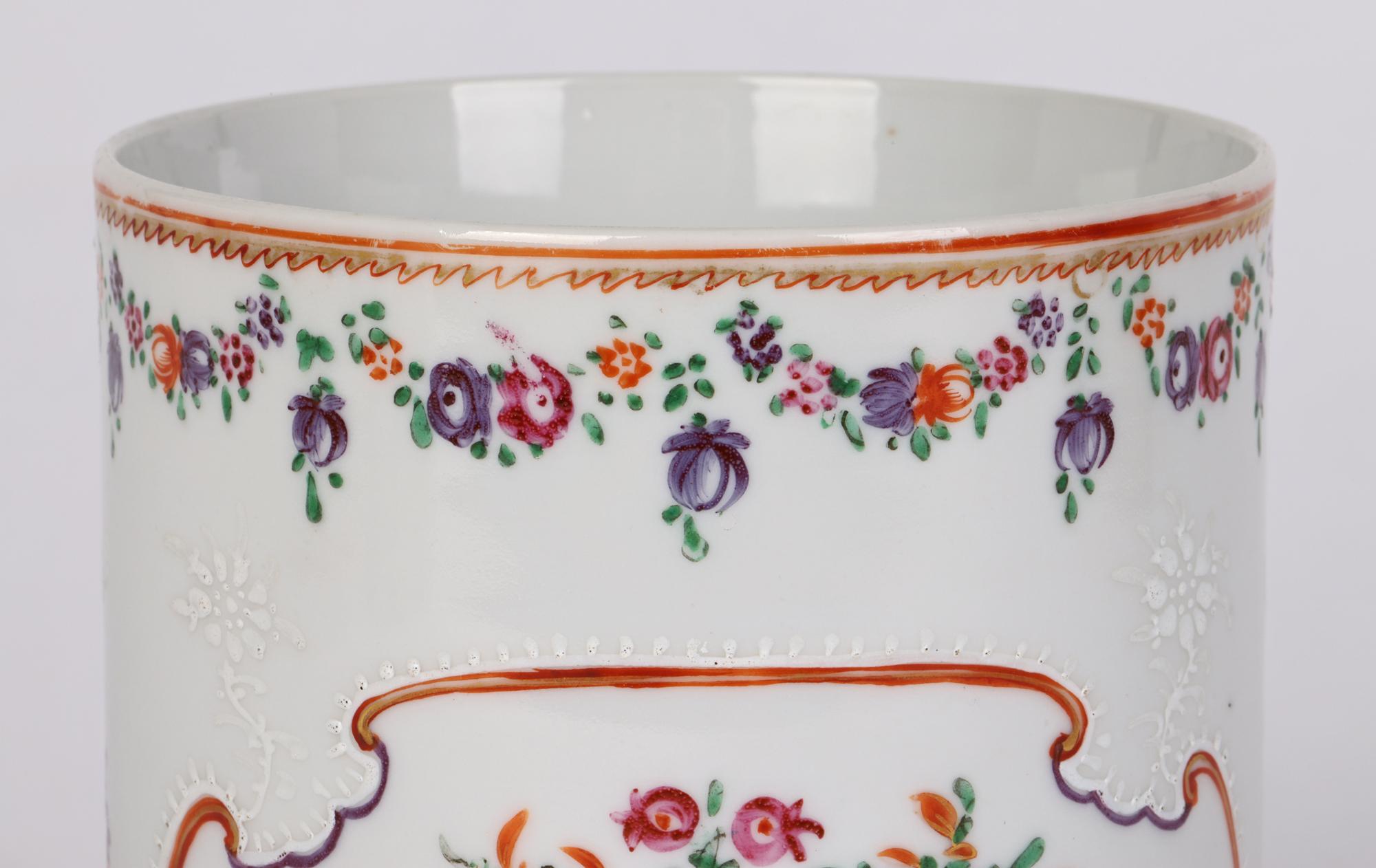 Une très belle tasse cylindrique en porcelaine de Chine Qing peinte à la main avec des motifs floraux et datant probablement de la fin du 18e siècle ou peut-être même du début du 19e siècle. La tasse a une base plate non émaillée avec un large corps