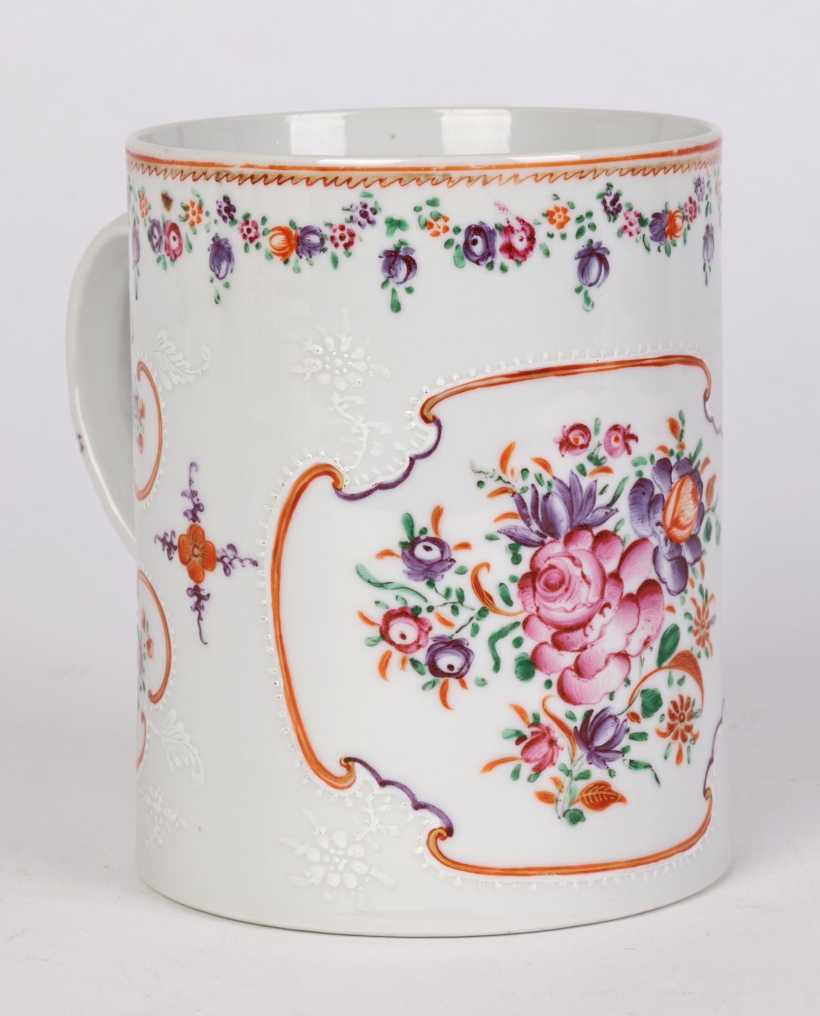 Taza cilíndrica grande de porcelana china Qing pintada con motivos florales Glaseado en venta