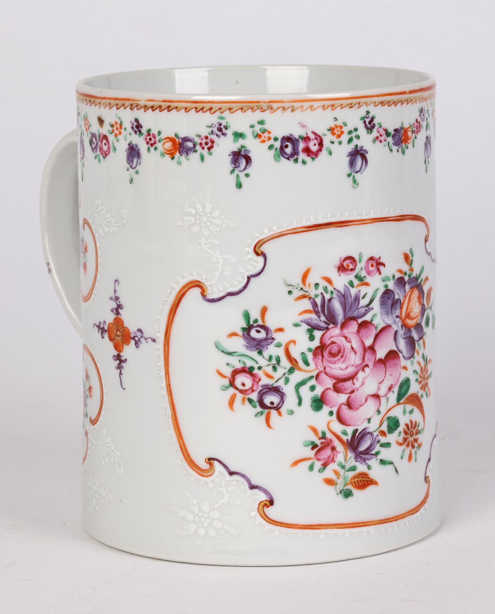 Chinesische chinesische Qing große zylindrische bemalte Porzellanbecher mit Blumenmuster (Glasiert) im Angebot