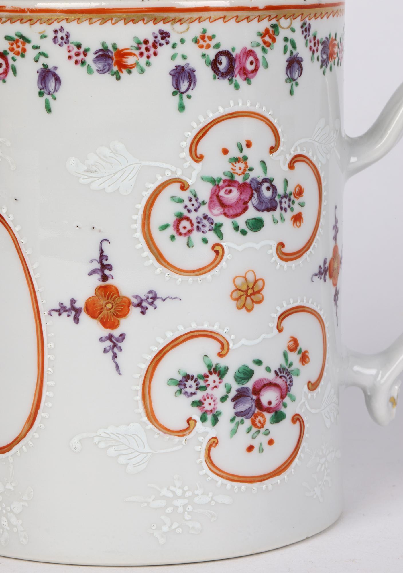 XVIIIe siècle Grande tasse cylindrique chinoise Qing en porcelaine peinte à motifs floraux en vente