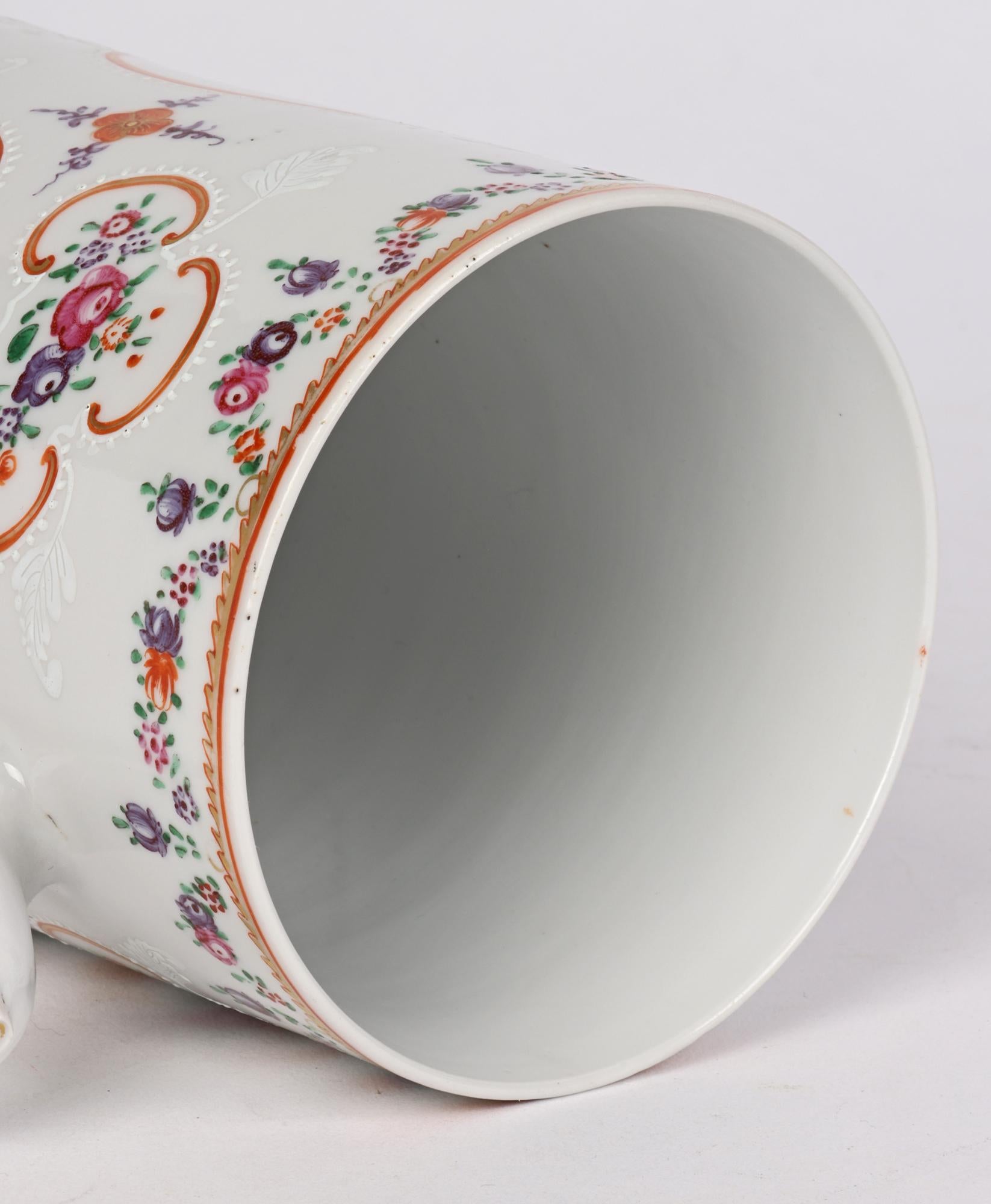 Chinesische chinesische Qing große zylindrische bemalte Porzellanbecher mit Blumenmuster im Angebot 2