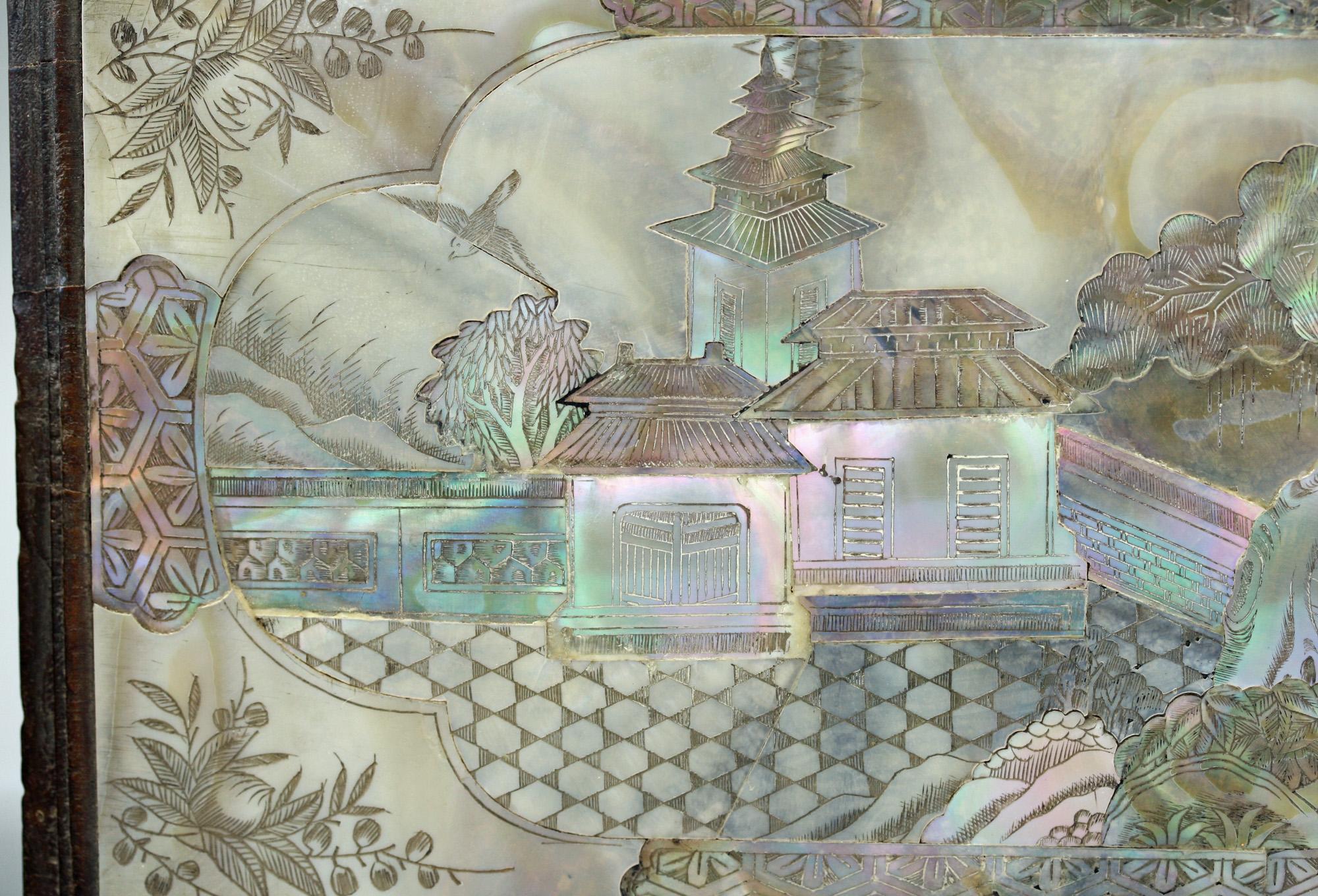 Boîte à gants chinoise en bois de belle qualité, ornée de panneaux décoratifs en nacre, datant du XIXe siècle ou peut-être de la fin du XVIIIe siècle. La boîte rectangulaire à manchon présente des panneaux encastrés de chaque côté, constitués d'un