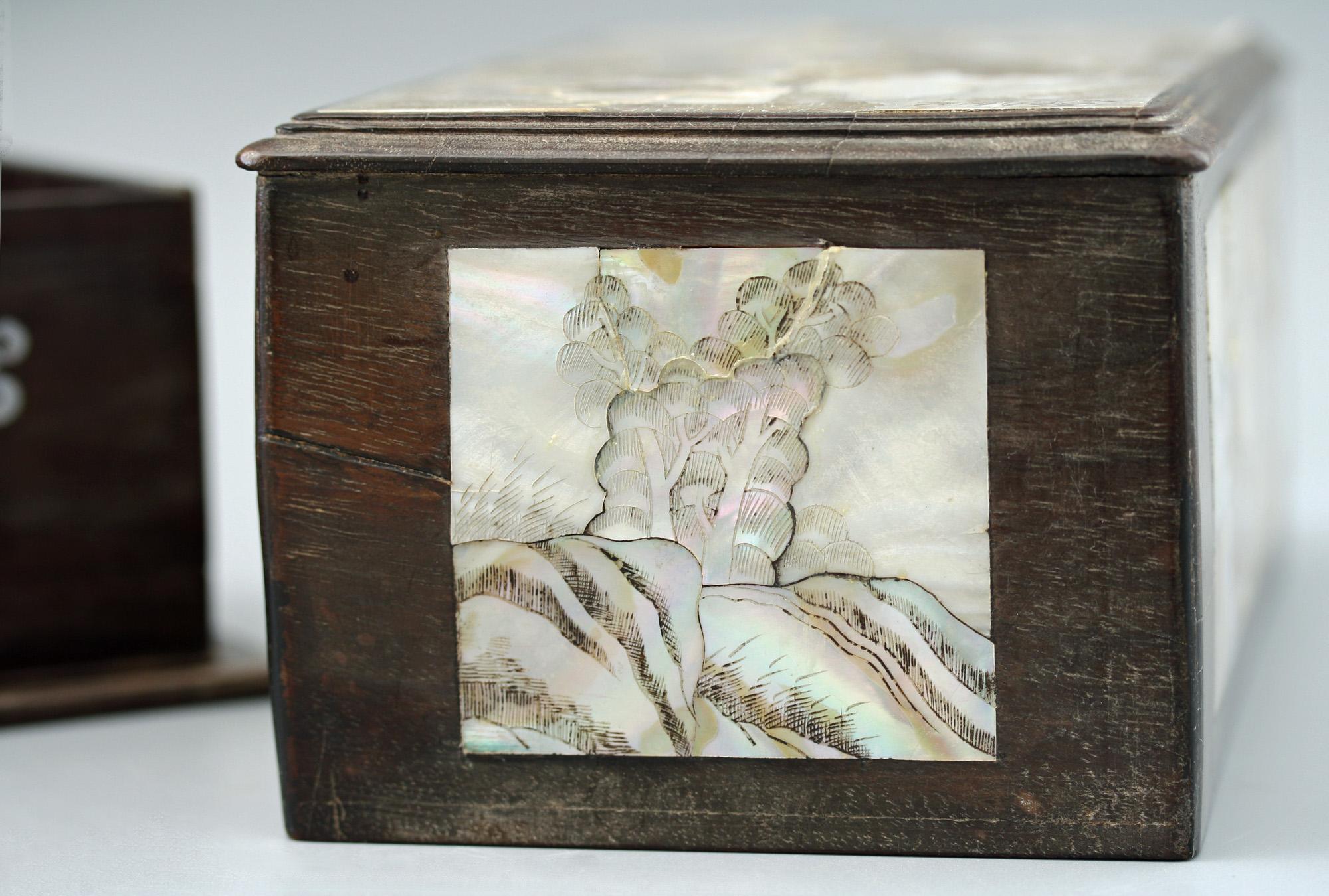 Chinesische Qing-Perlmutt-Intarsien-Holzhandschuheschachtel  im Zustand „Gut“ im Angebot in Bishop's Stortford, Hertfordshire