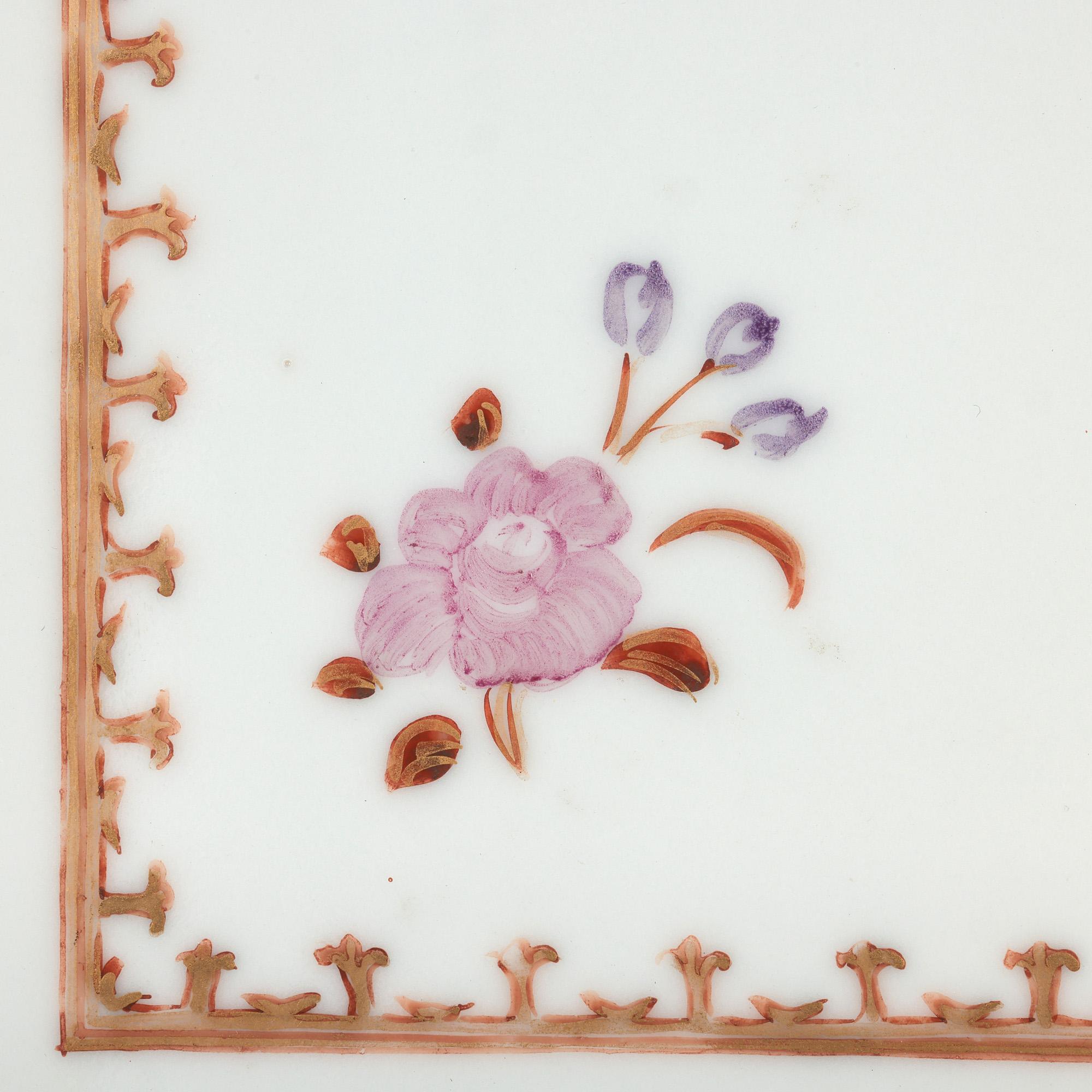 Par de azulejos de porcelana china Qing Famille Rose enmarcados con armadura en venta 3