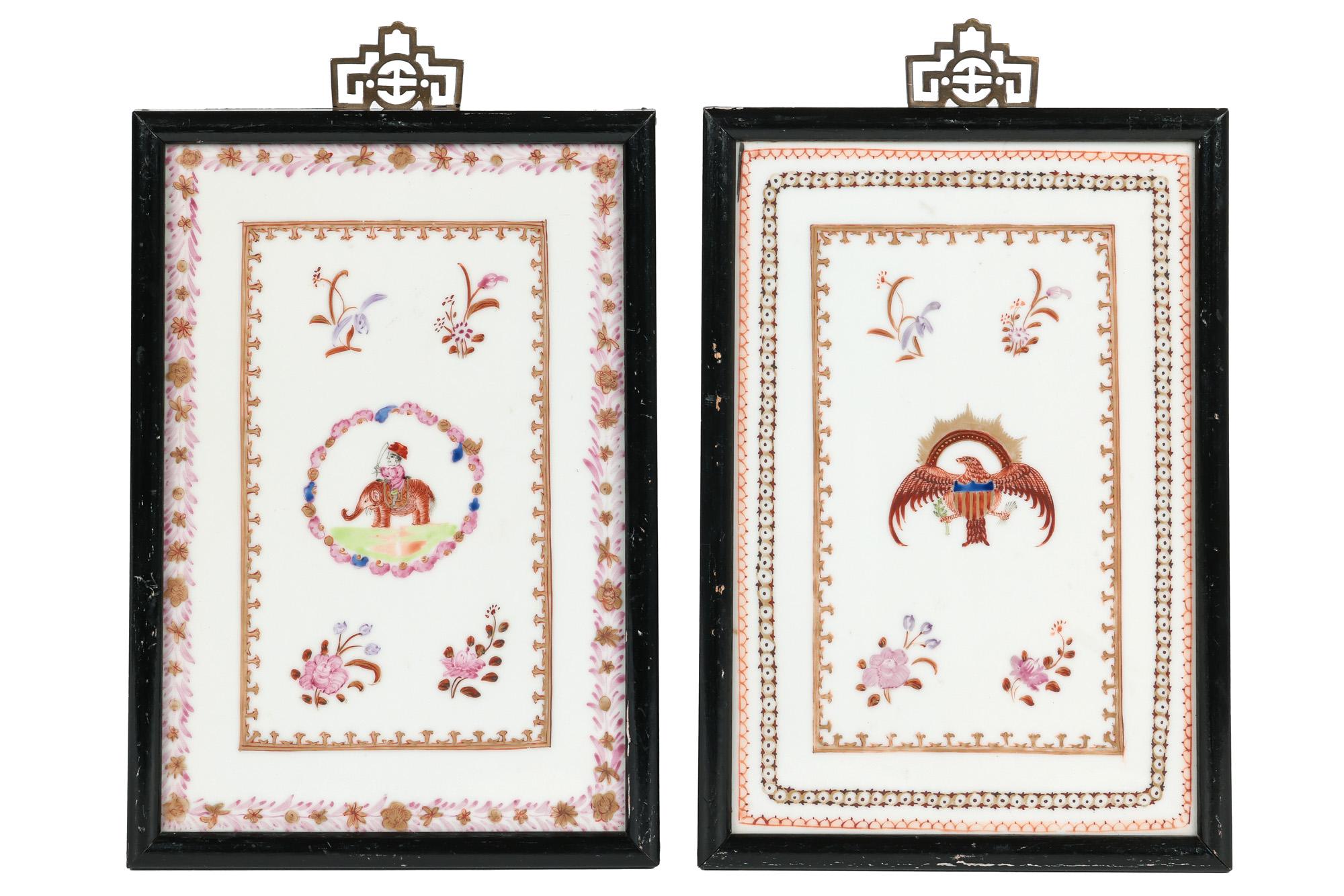 Par de azulejos de porcelana china Qing Famille Rose enmarcados con armadura en venta 4