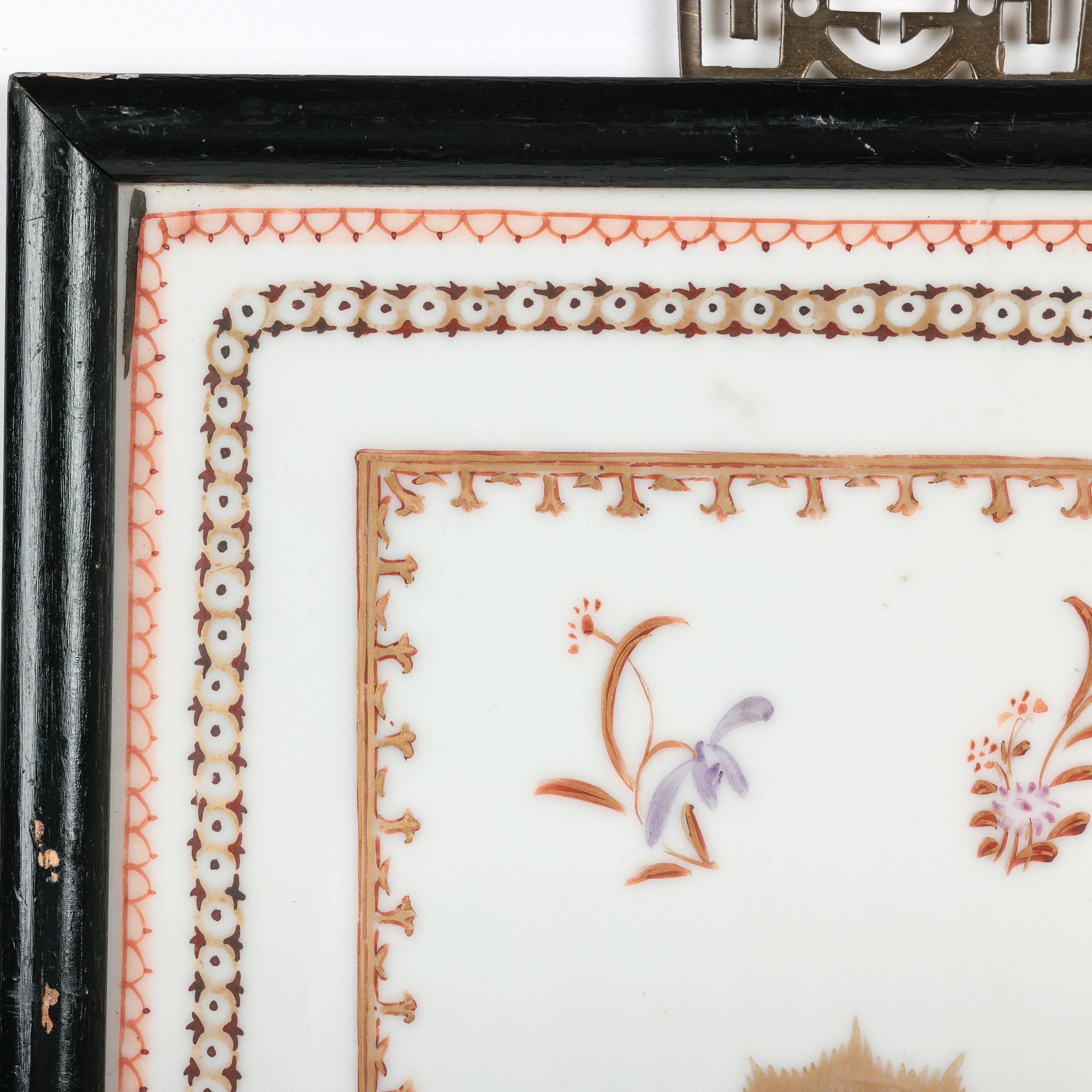 Par de azulejos de porcelana china Qing Famille Rose enmarcados con armadura en venta 8